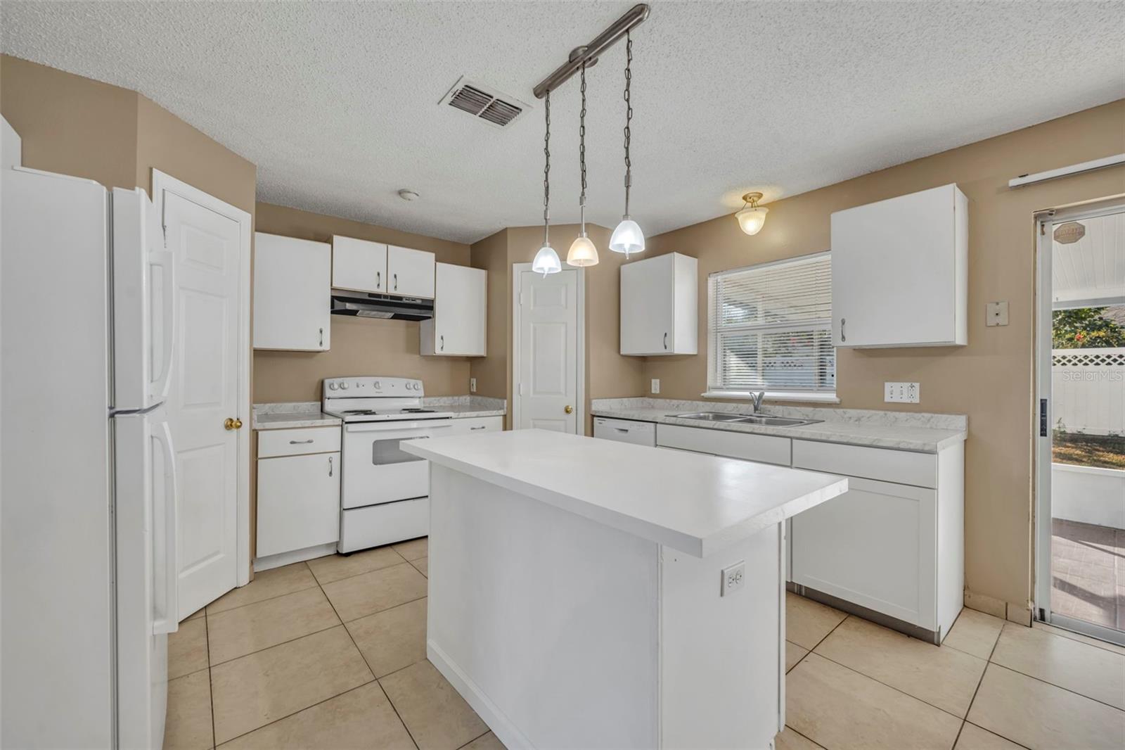 Image 13 of 38 For 204 Canterbury Court