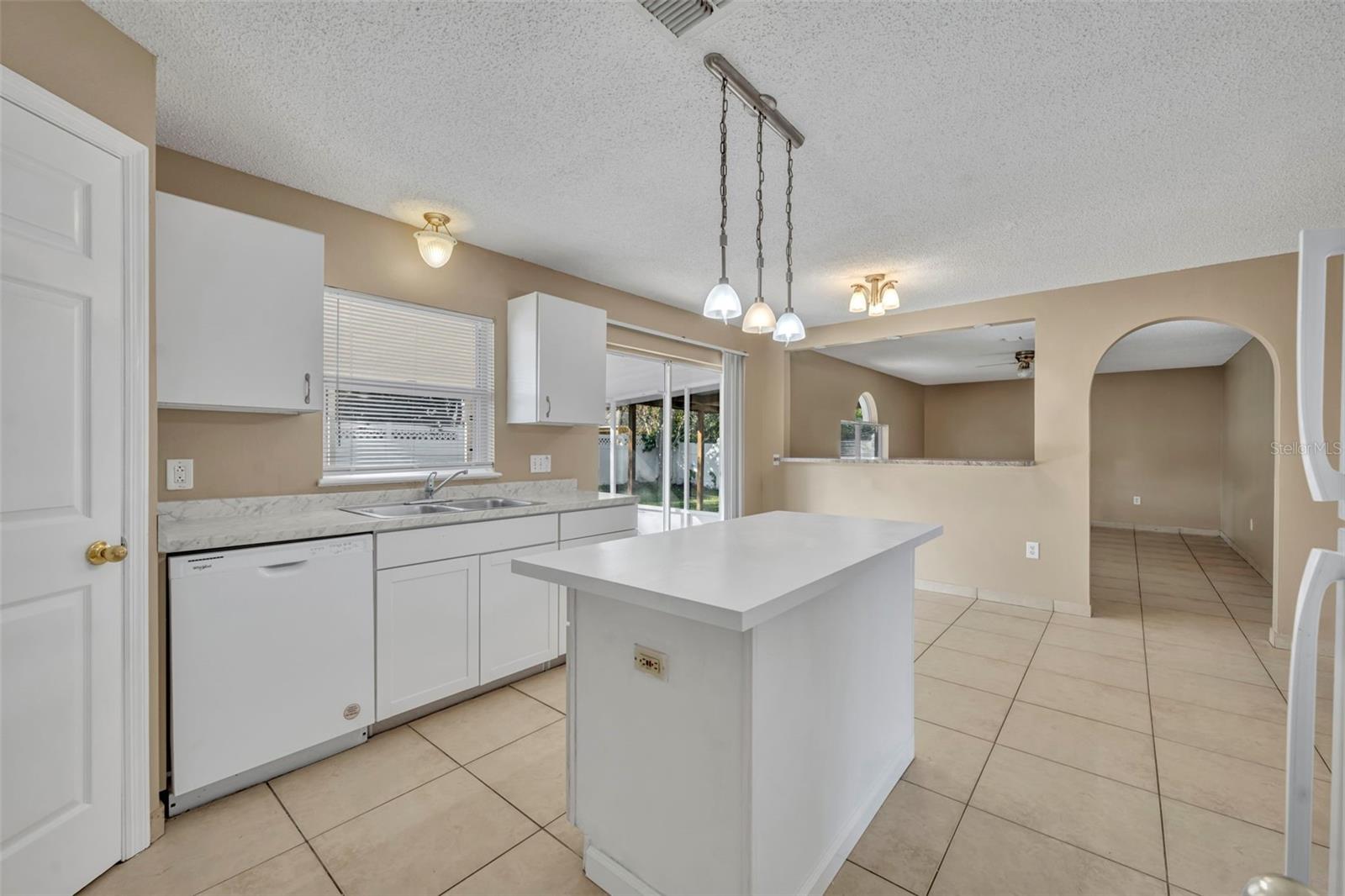 Image 14 of 38 For 204 Canterbury Court