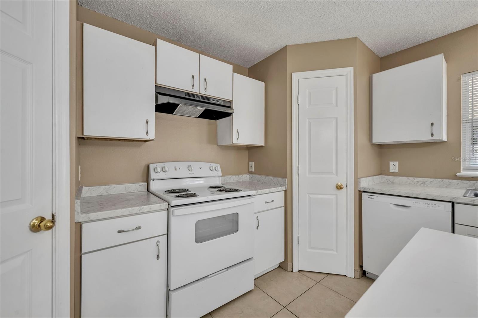 Image 16 of 38 For 204 Canterbury Court