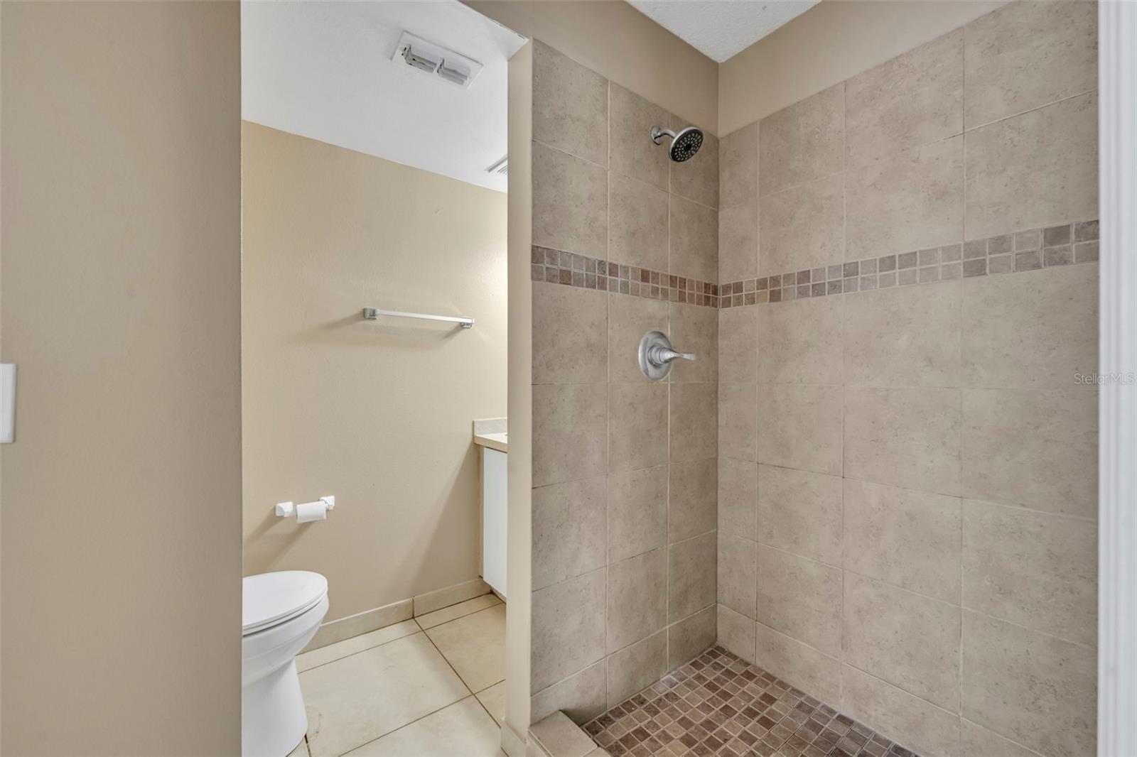 Image 19 of 38 For 204 Canterbury Court