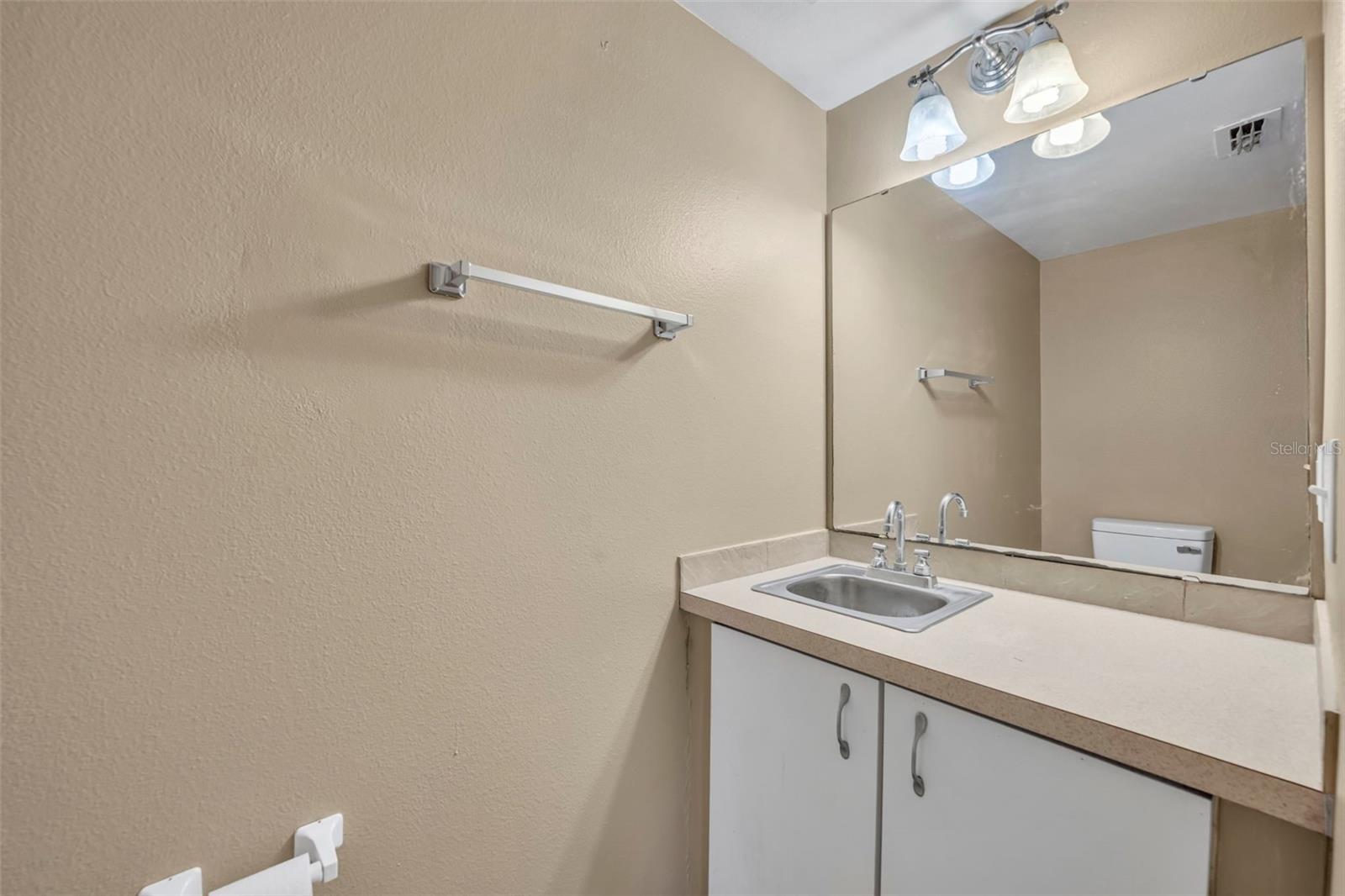 Image 20 of 38 For 204 Canterbury Court