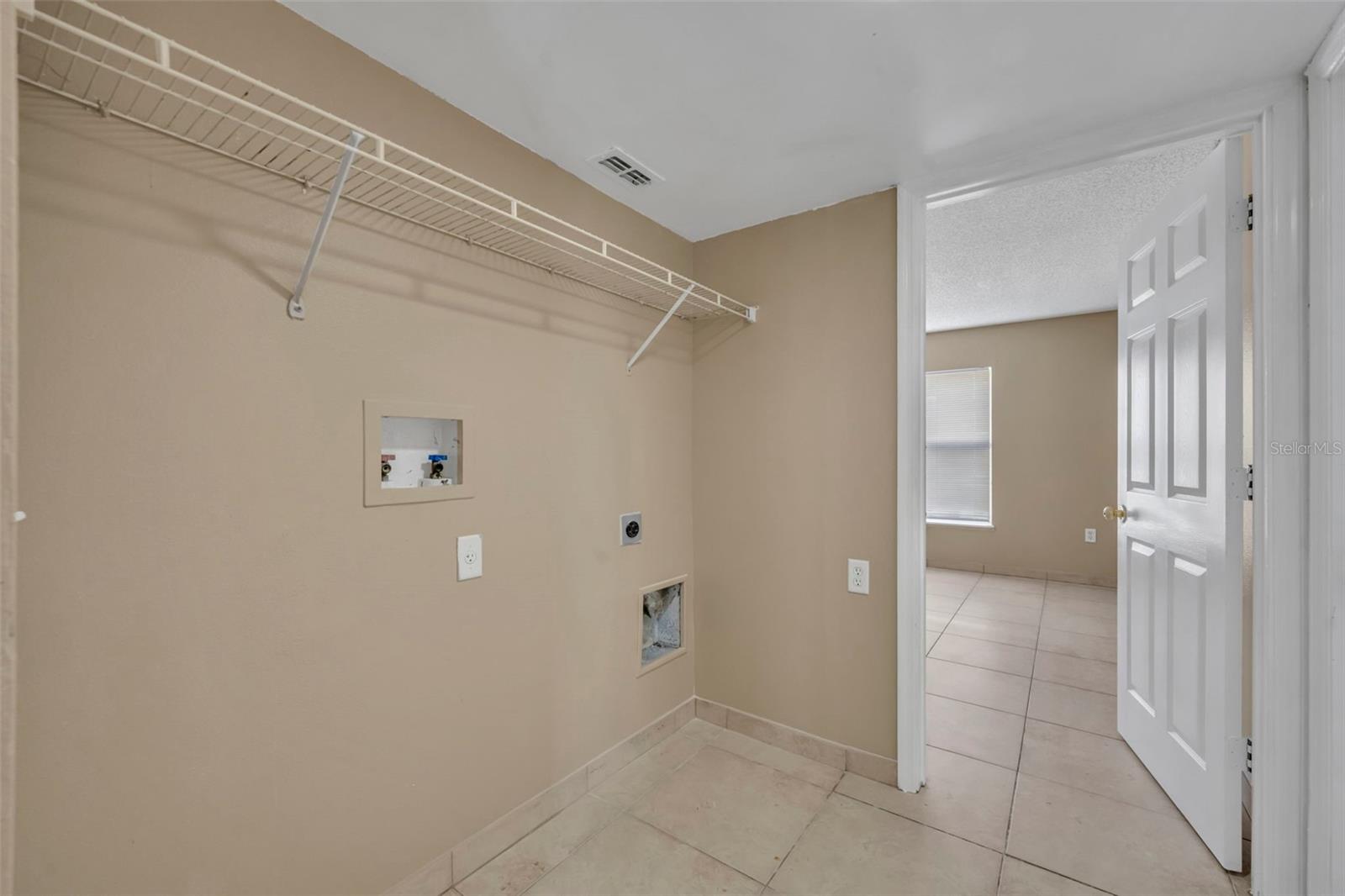 Image 23 of 38 For 204 Canterbury Court