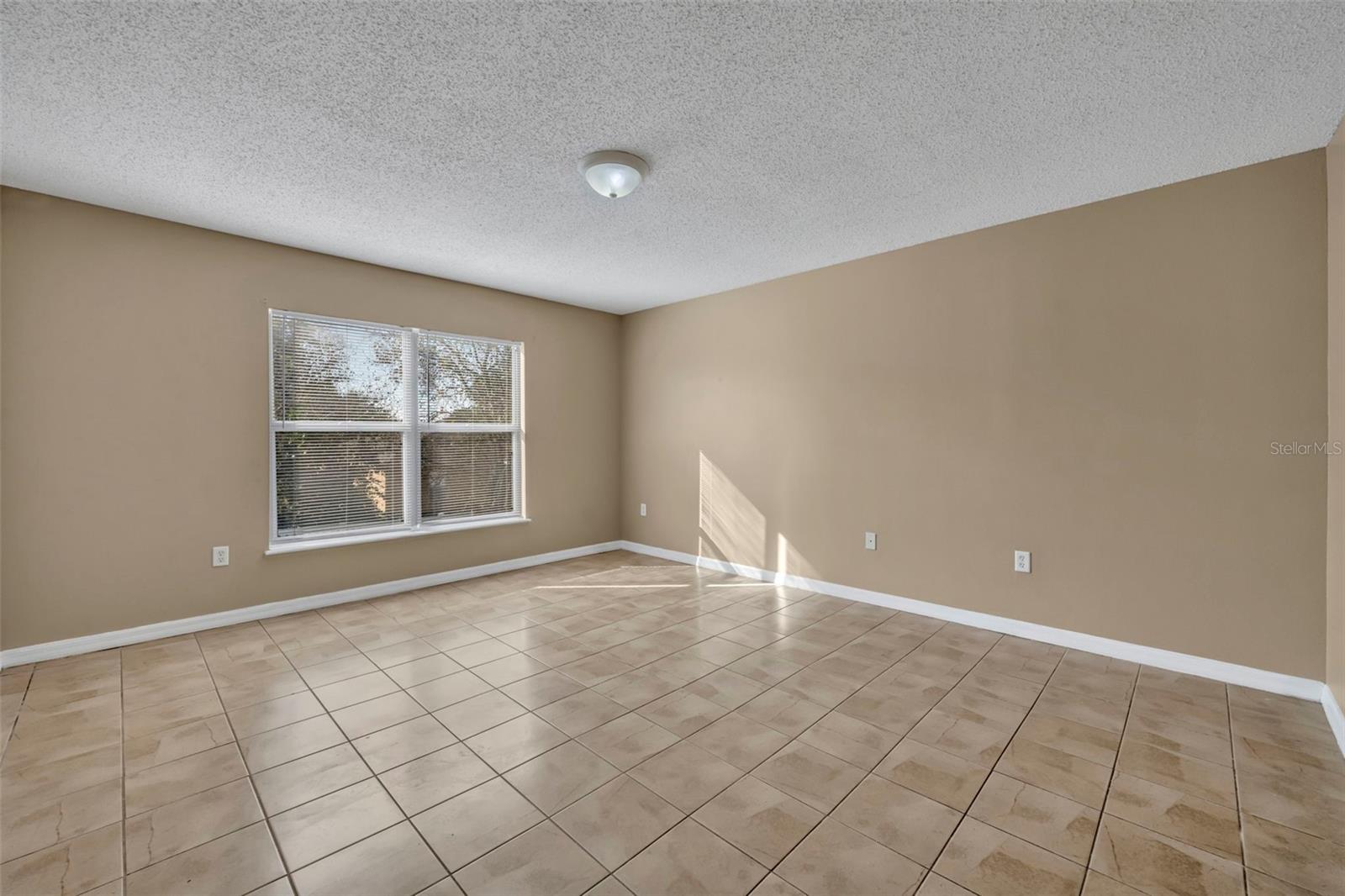 Image 24 of 38 For 204 Canterbury Court