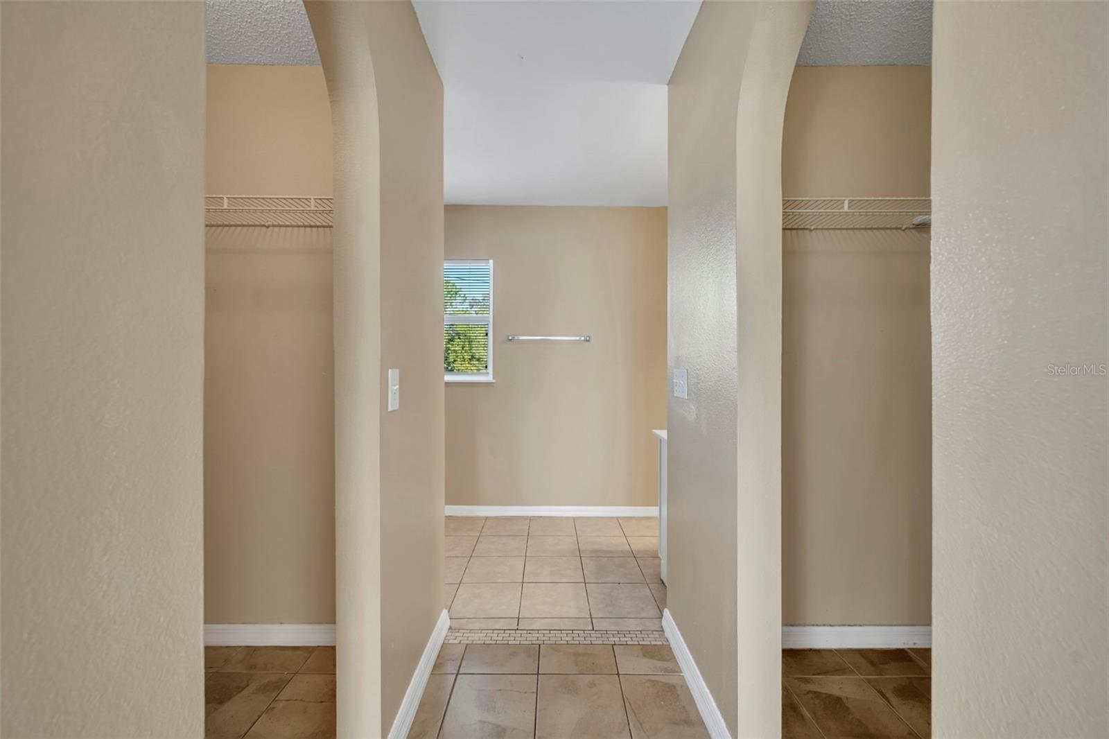 Image 26 of 38 For 204 Canterbury Court