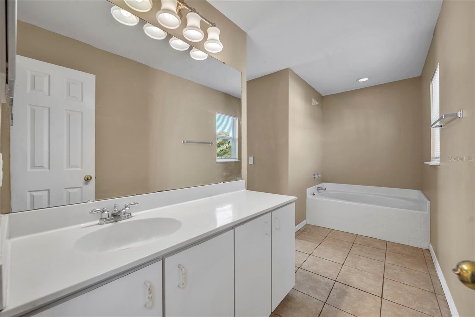 Image 28 of 38 For 204 Canterbury Court