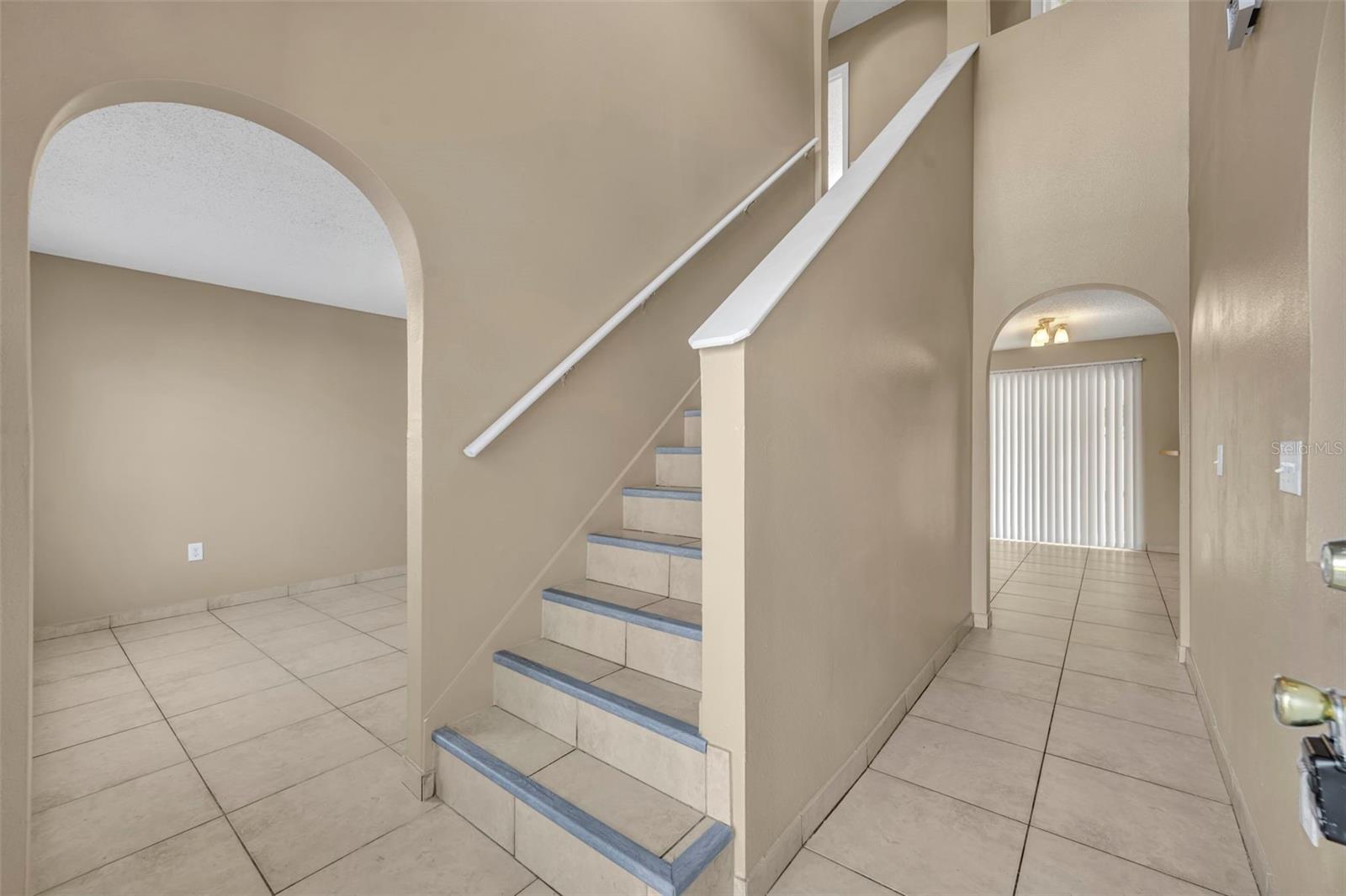 Image 4 of 38 For 204 Canterbury Court