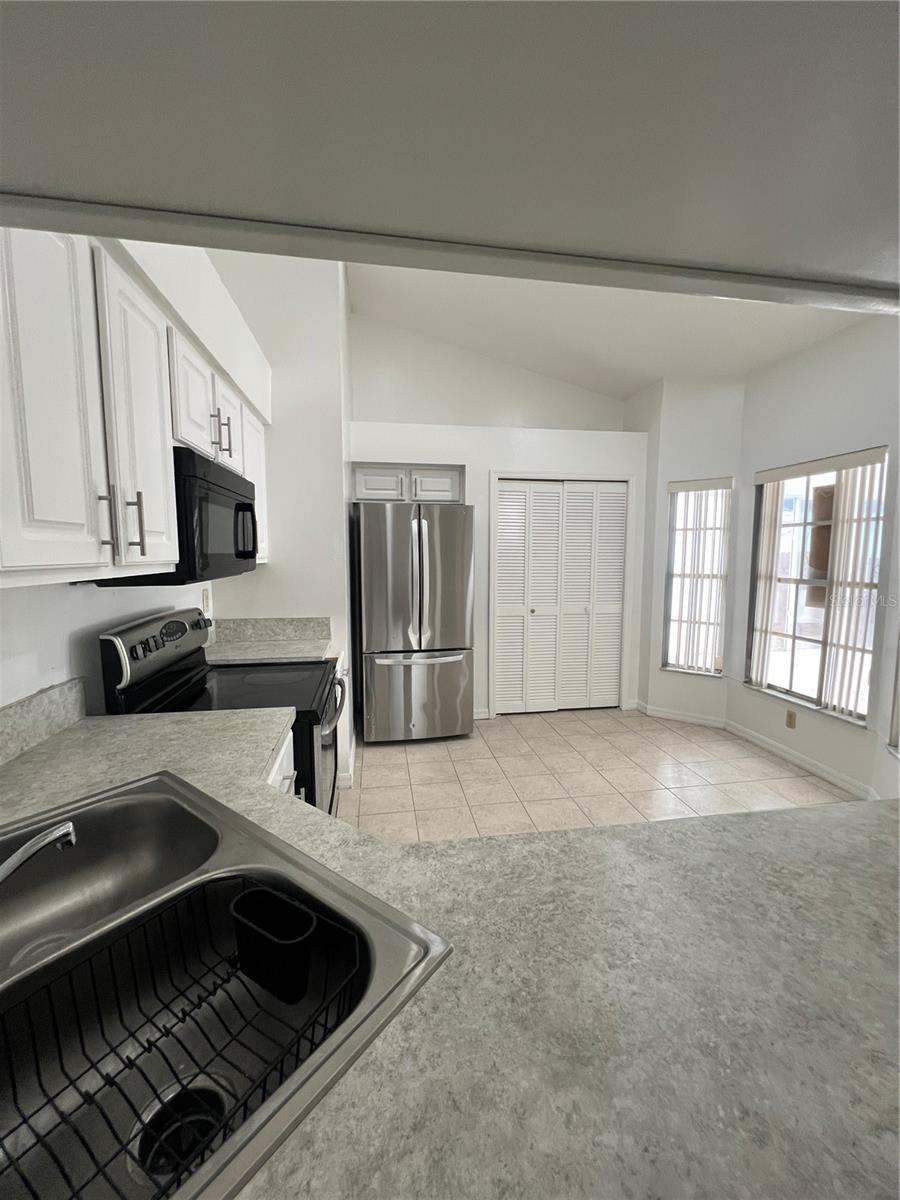 Image 14 of 31 For 667 Lake Dexter Circle