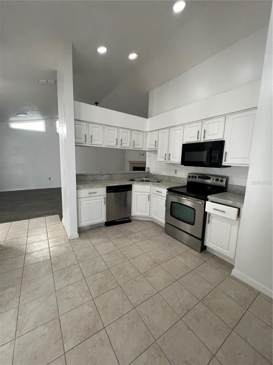 Image 15 of 31 For 667 Lake Dexter Circle