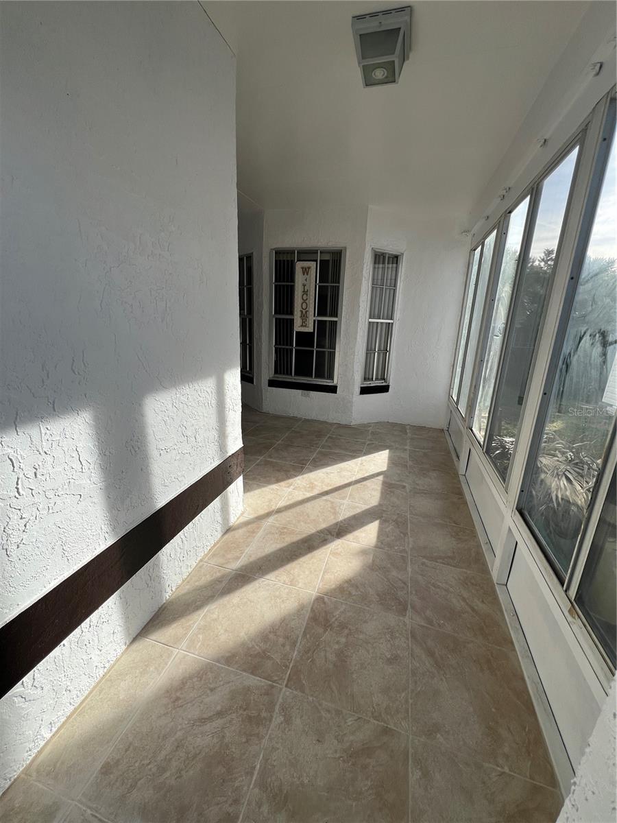 Image 4 of 31 For 667 Lake Dexter Circle