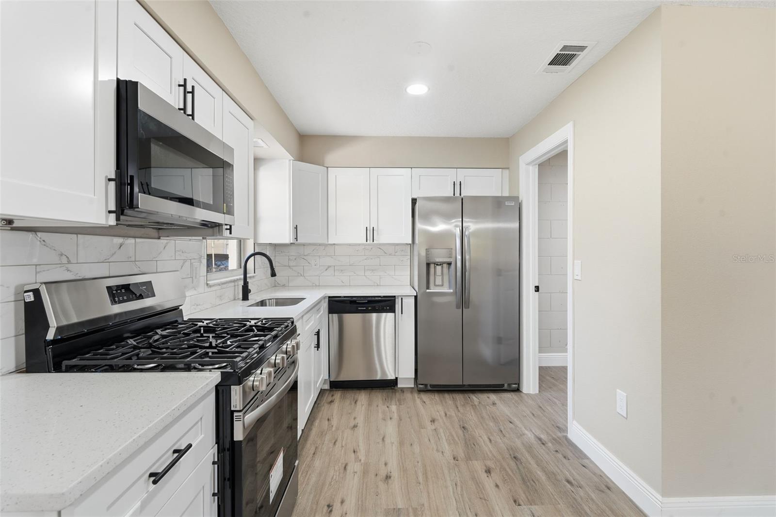 Image 17 of 52 For 843 Forester Avenue