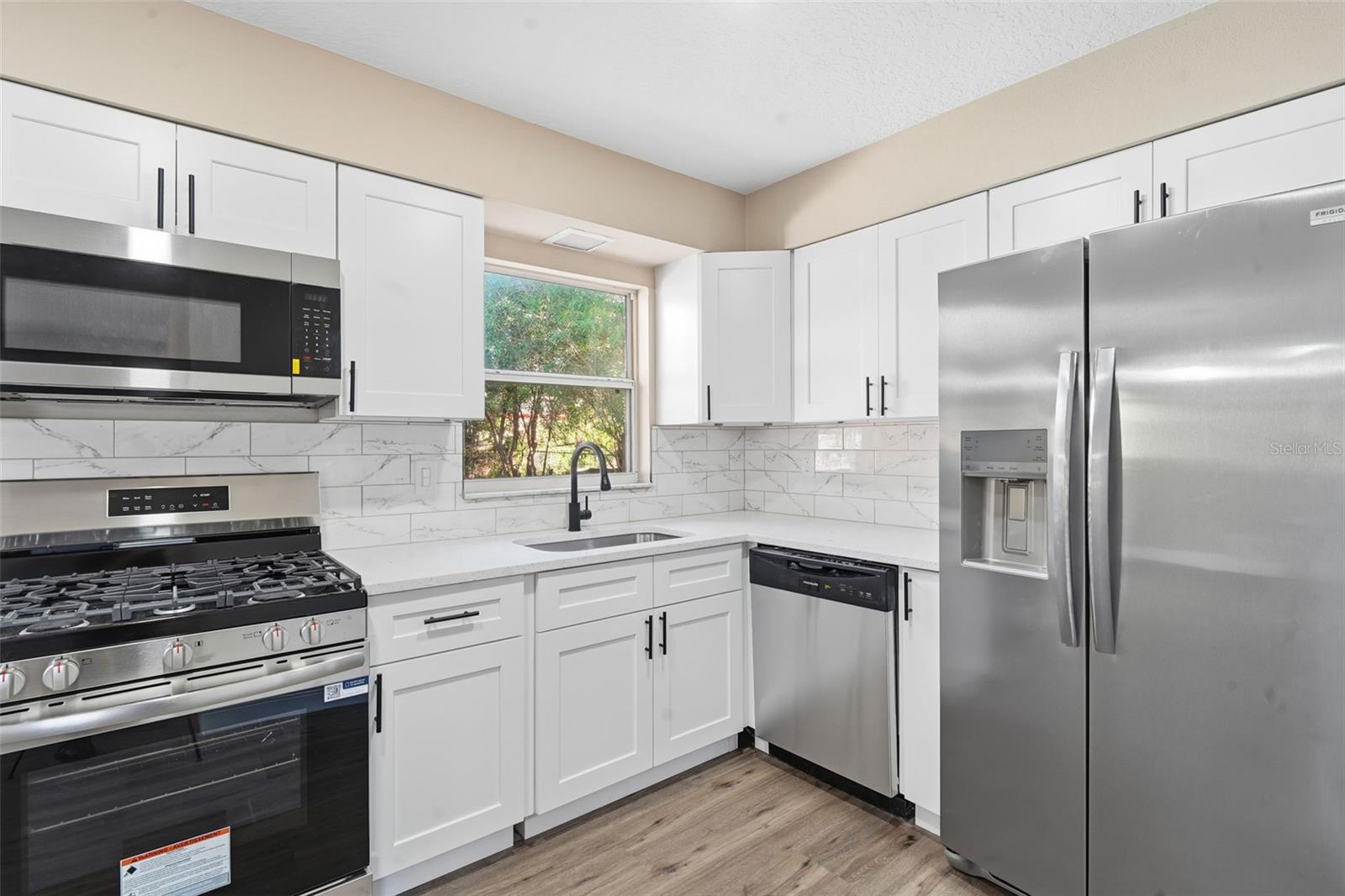 Image 18 of 52 For 843 Forester Avenue