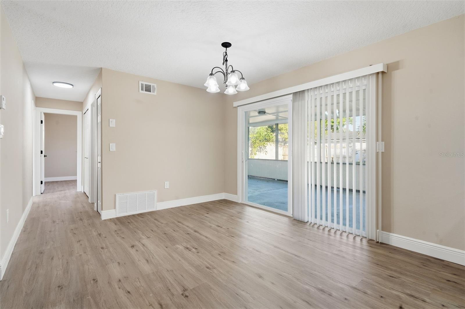 Image 23 of 52 For 843 Forester Avenue