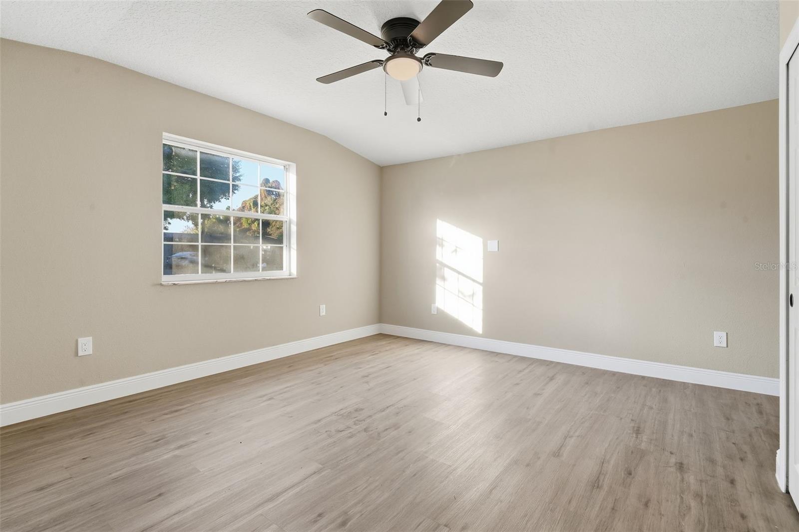 Image 26 of 52 For 843 Forester Avenue