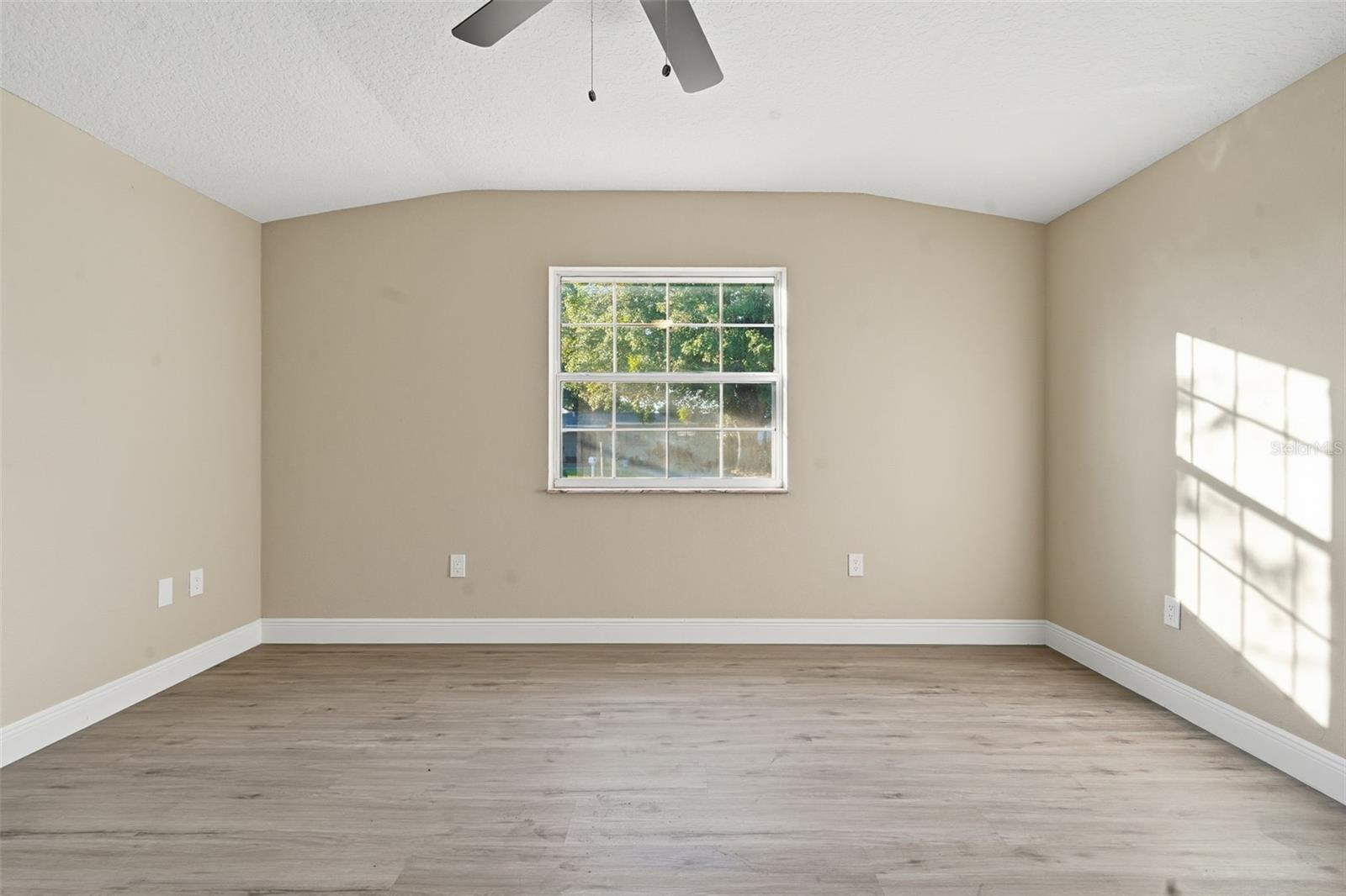 Image 29 of 52 For 843 Forester Avenue