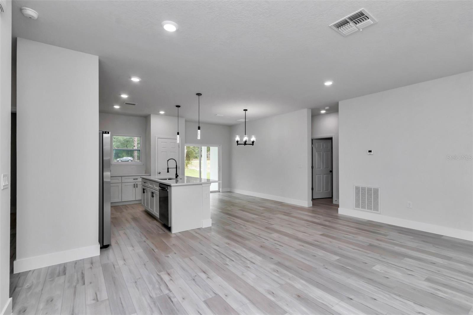 Listing photo id 5 for 7911 Pocono Drive