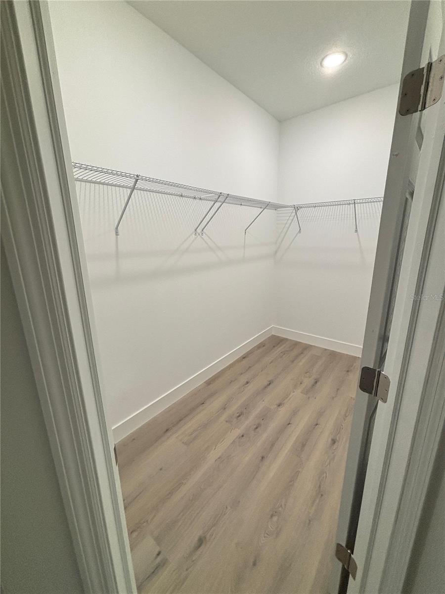 Listing photo id 11 for 2349 Oakland Lane