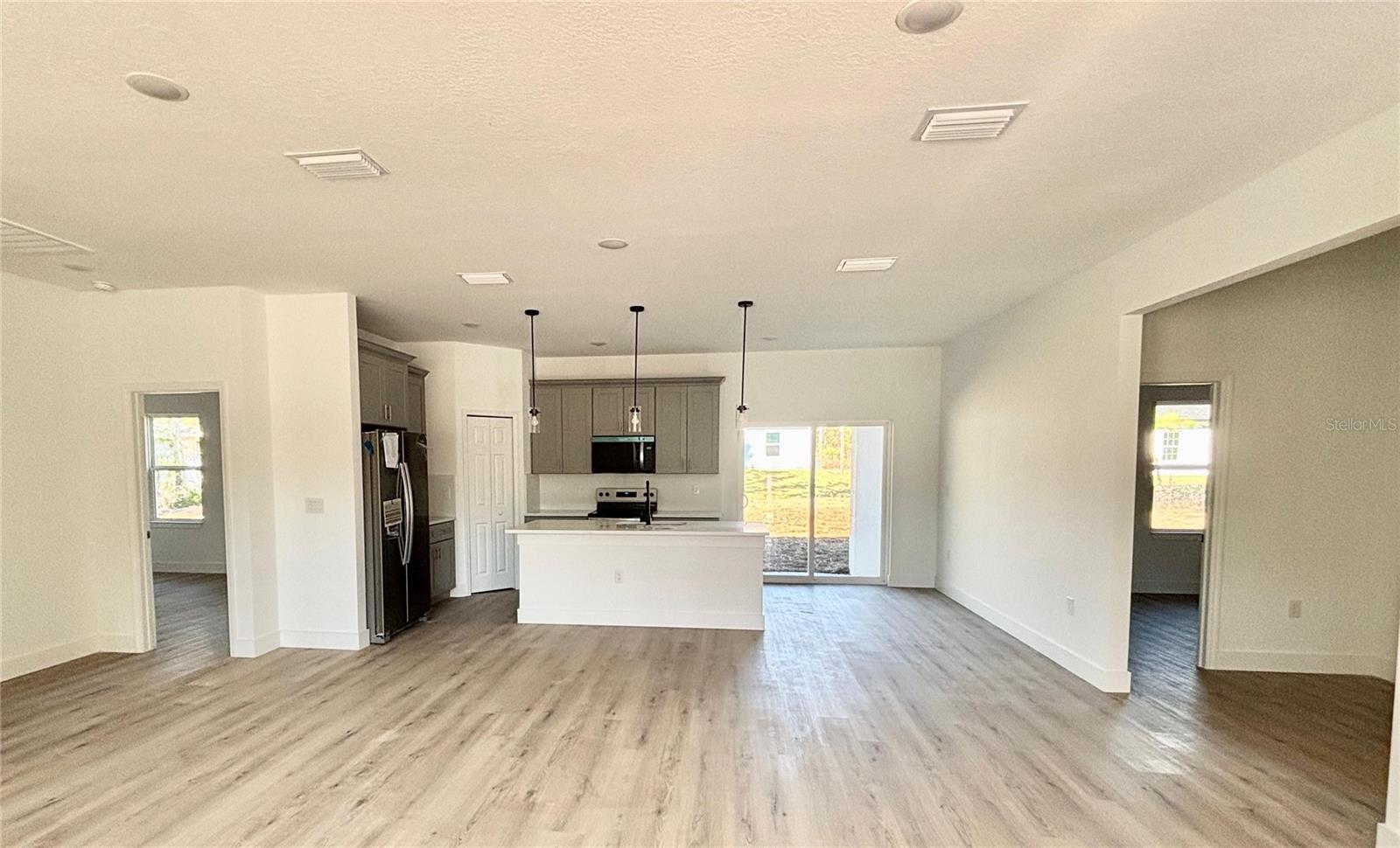 Listing photo id 3 for 2349 Oakland Lane