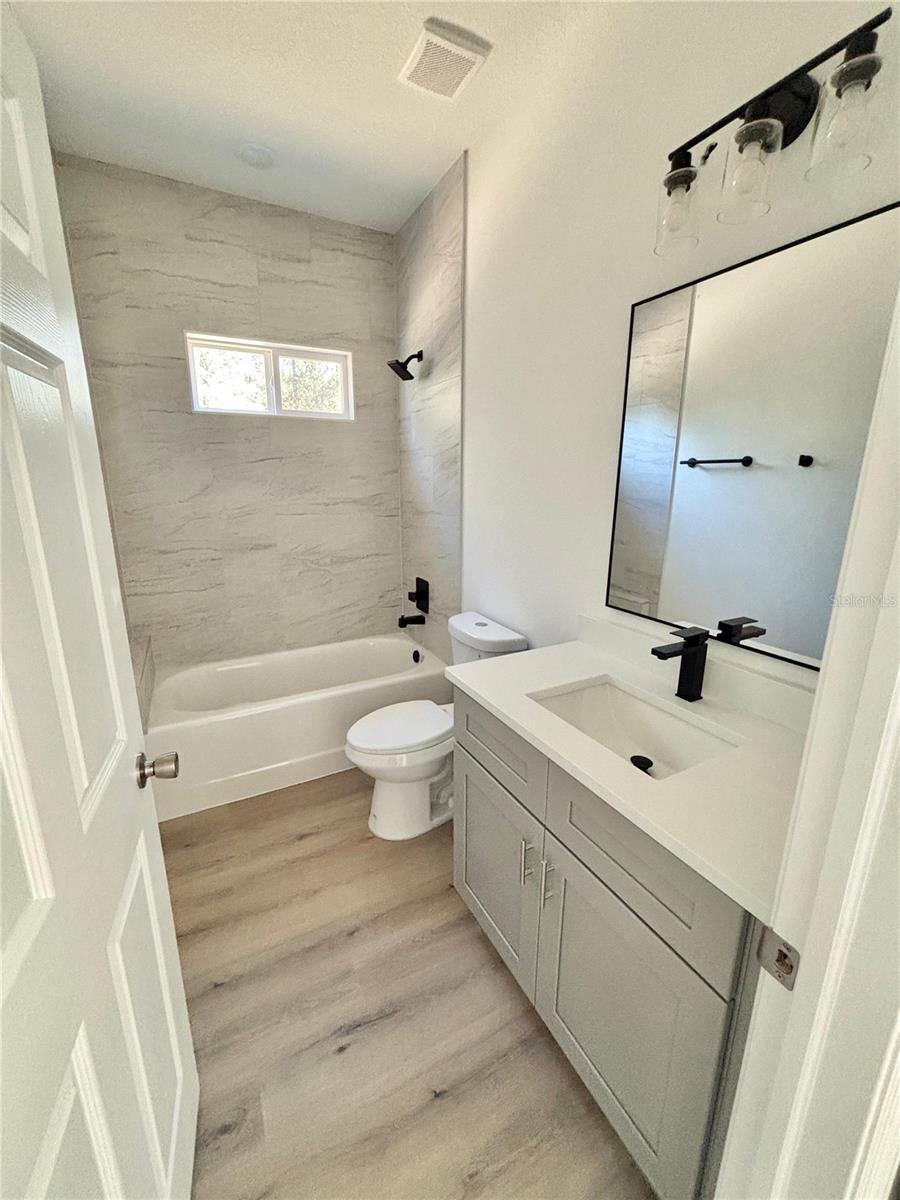 Listing photo id 7 for 2349 Oakland Lane