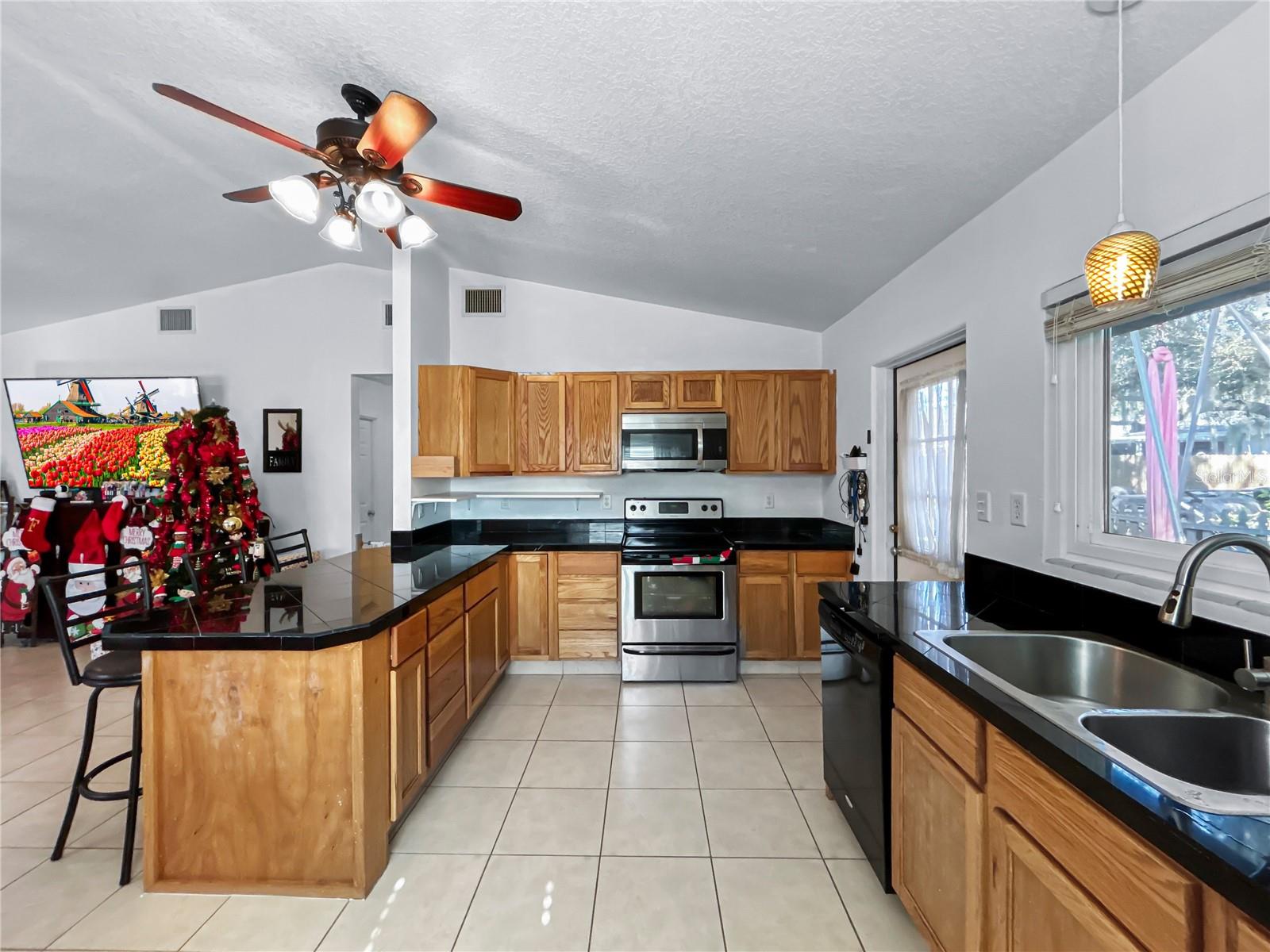 Image 3 of 17 For 608 Nelson Street