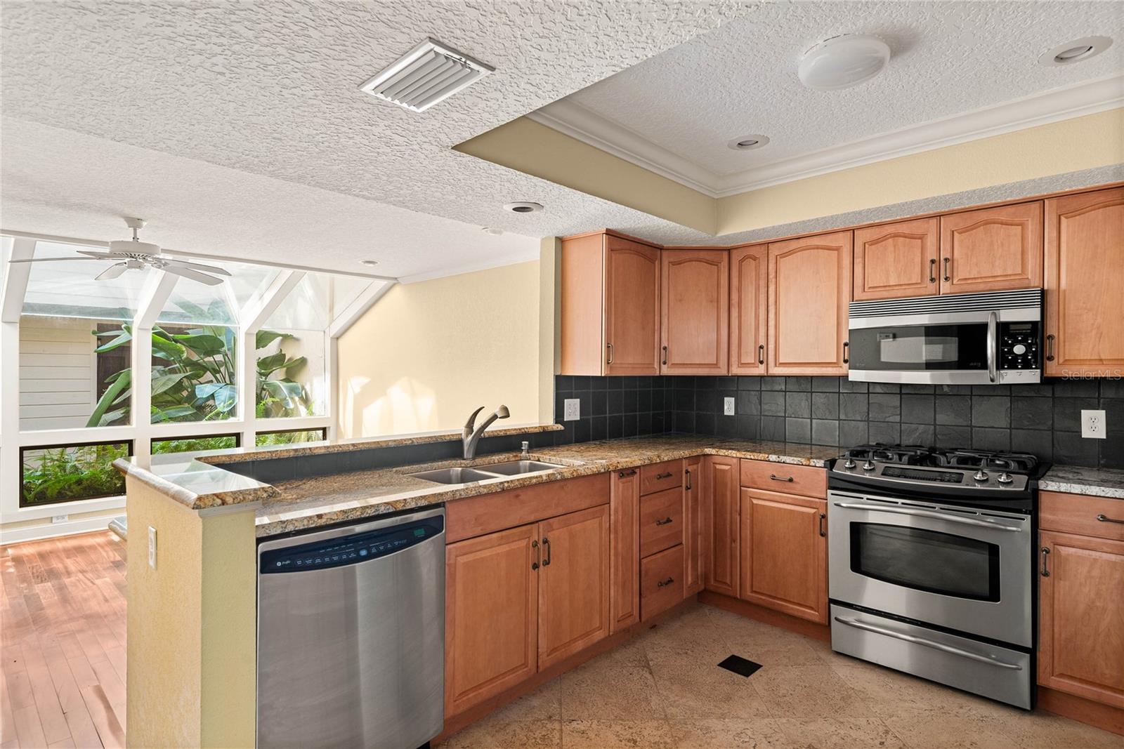 Image 10 of 32 For 1134 Washington Avenue 13