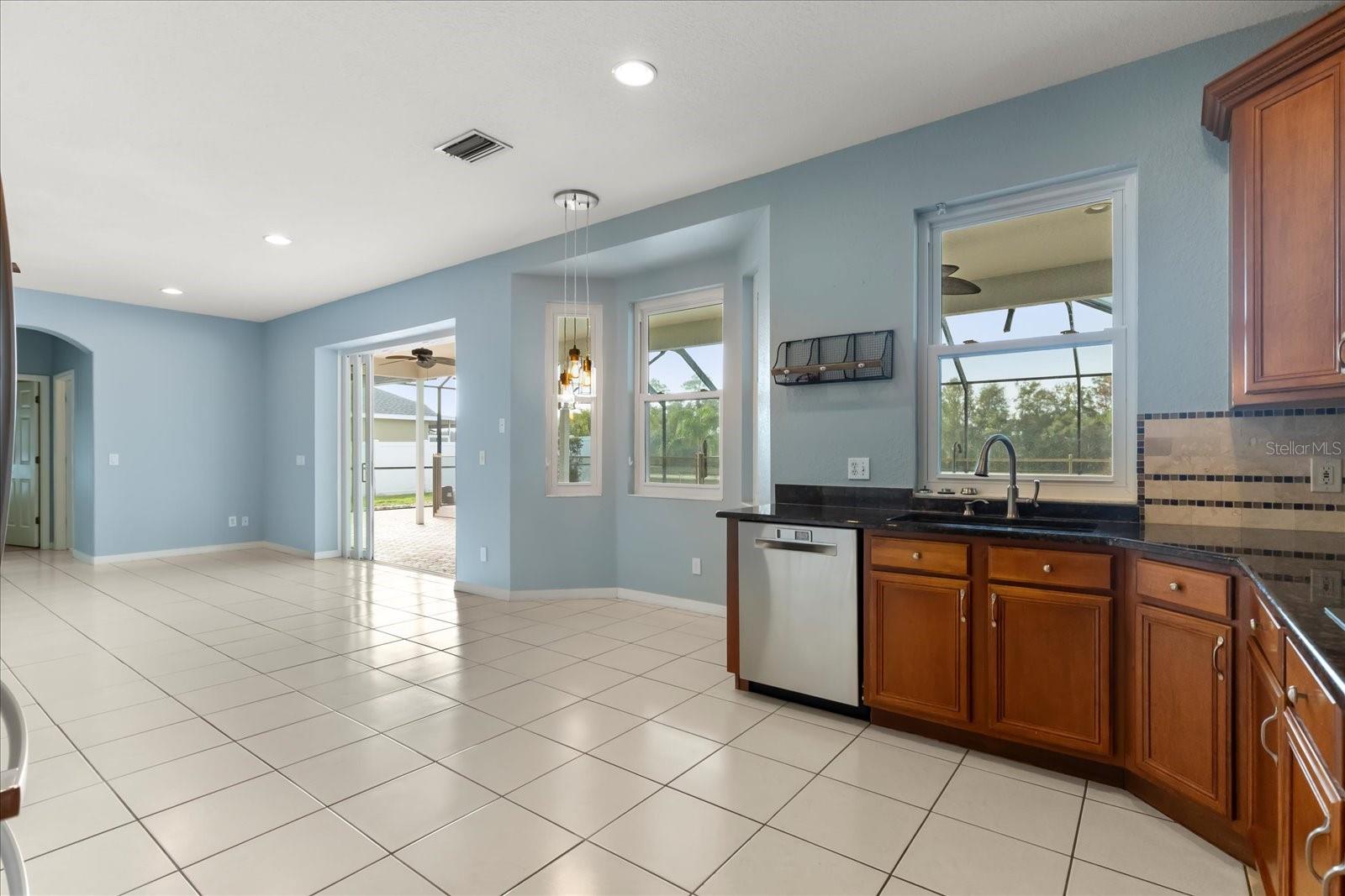 Listing photo id 8 for 9005 Pinebreeze Drive