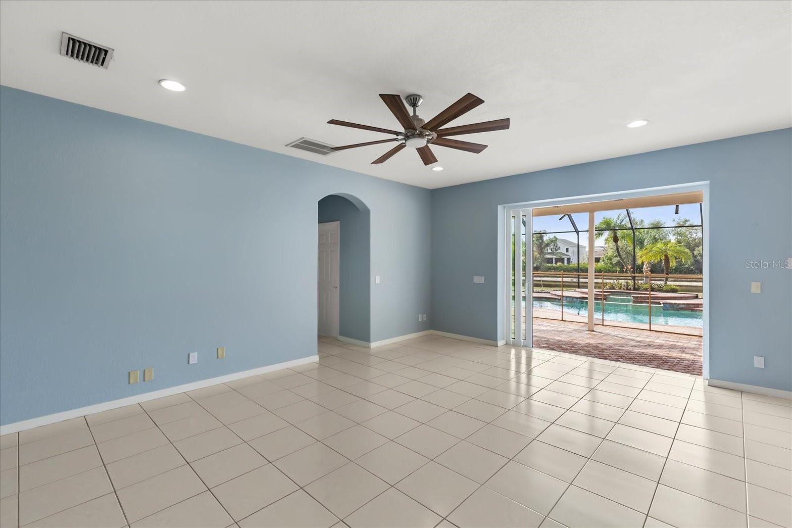 Listing photo id 10 for 9005 Pinebreeze Drive