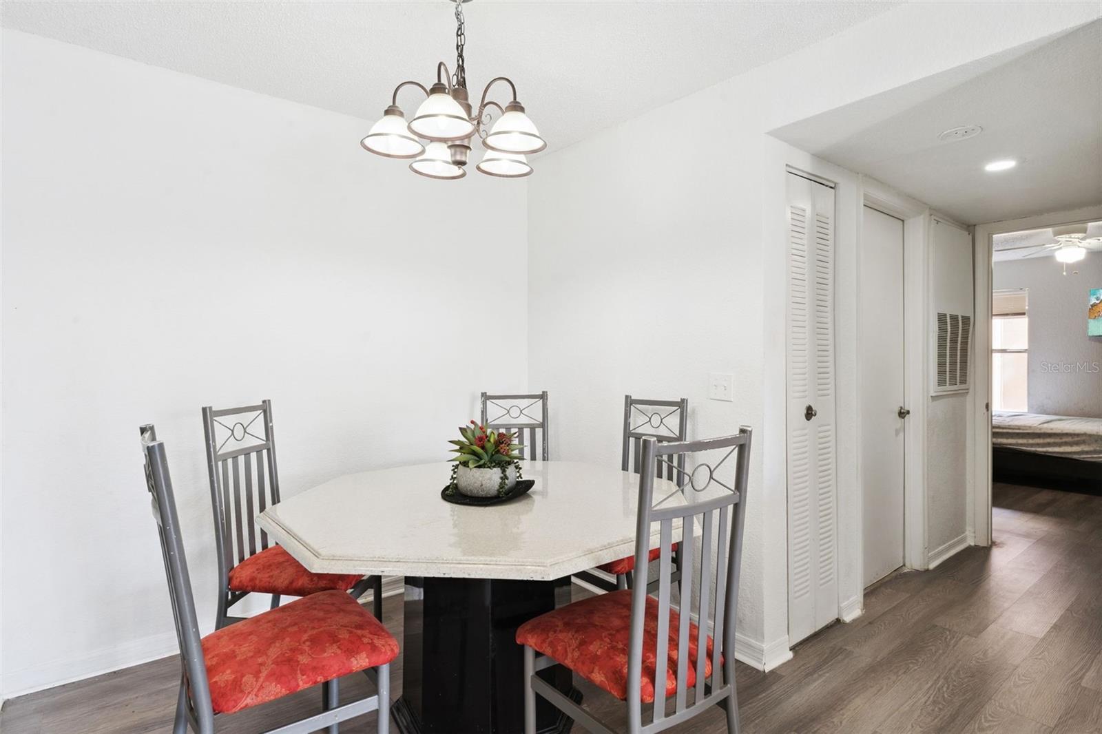 Image 9 of 39 For 5120 Conroy Rd 28