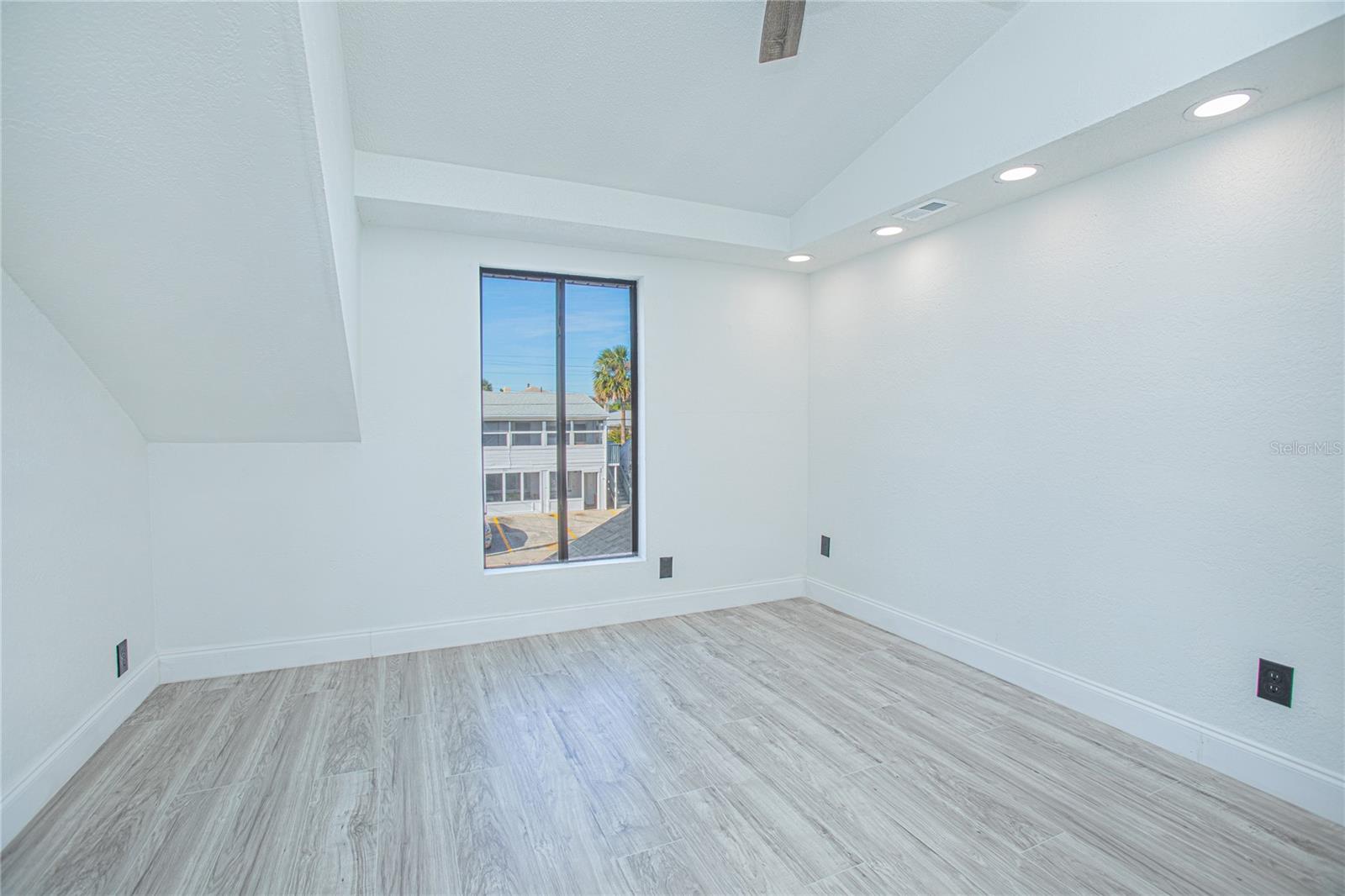 Image 28 of 43 For 207 Oleander Avenue