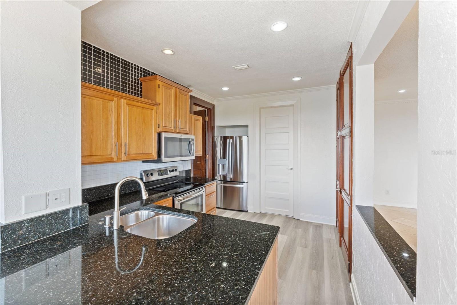 Image 6 of 18 For 2109 Bayshore Boulevard 1006