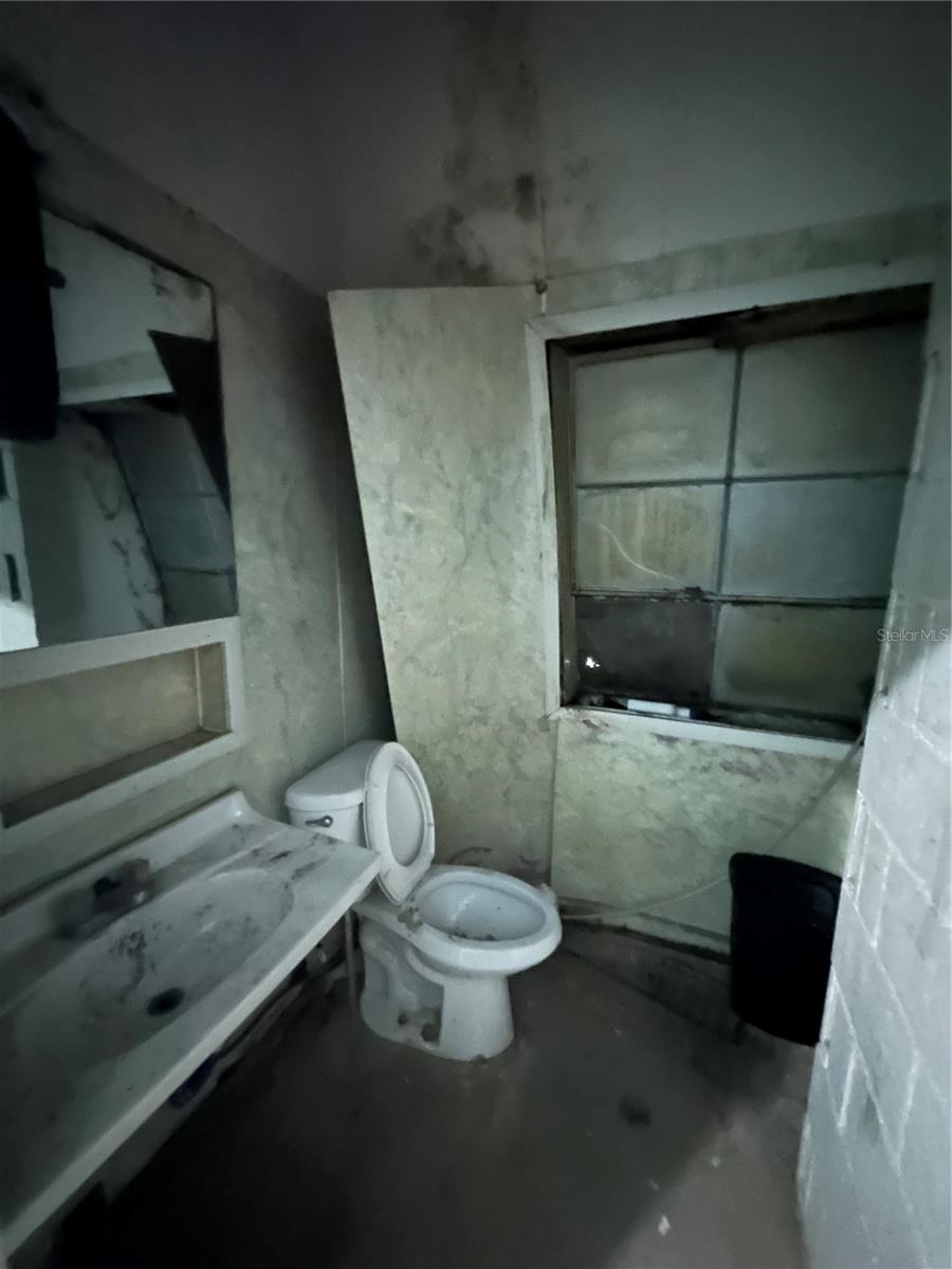 Image 7 of 22 For 1026 Central Boulevard