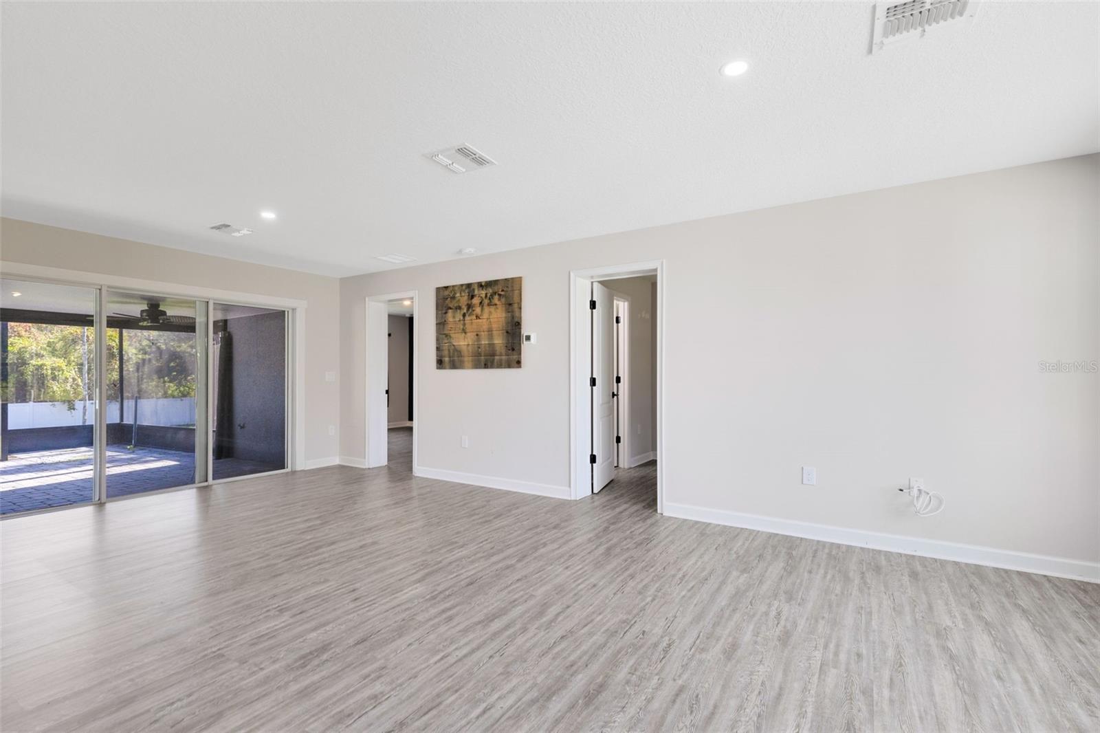 Listing photo id 8 for 2049 Eldorado Court