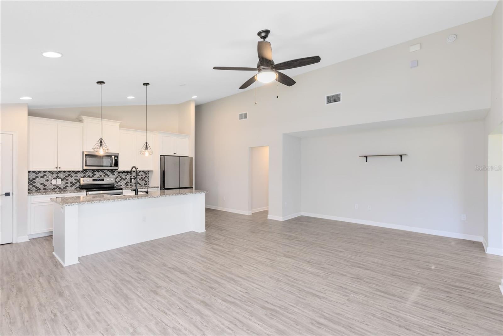 Listing photo id 6 for 2049 Eldorado Court