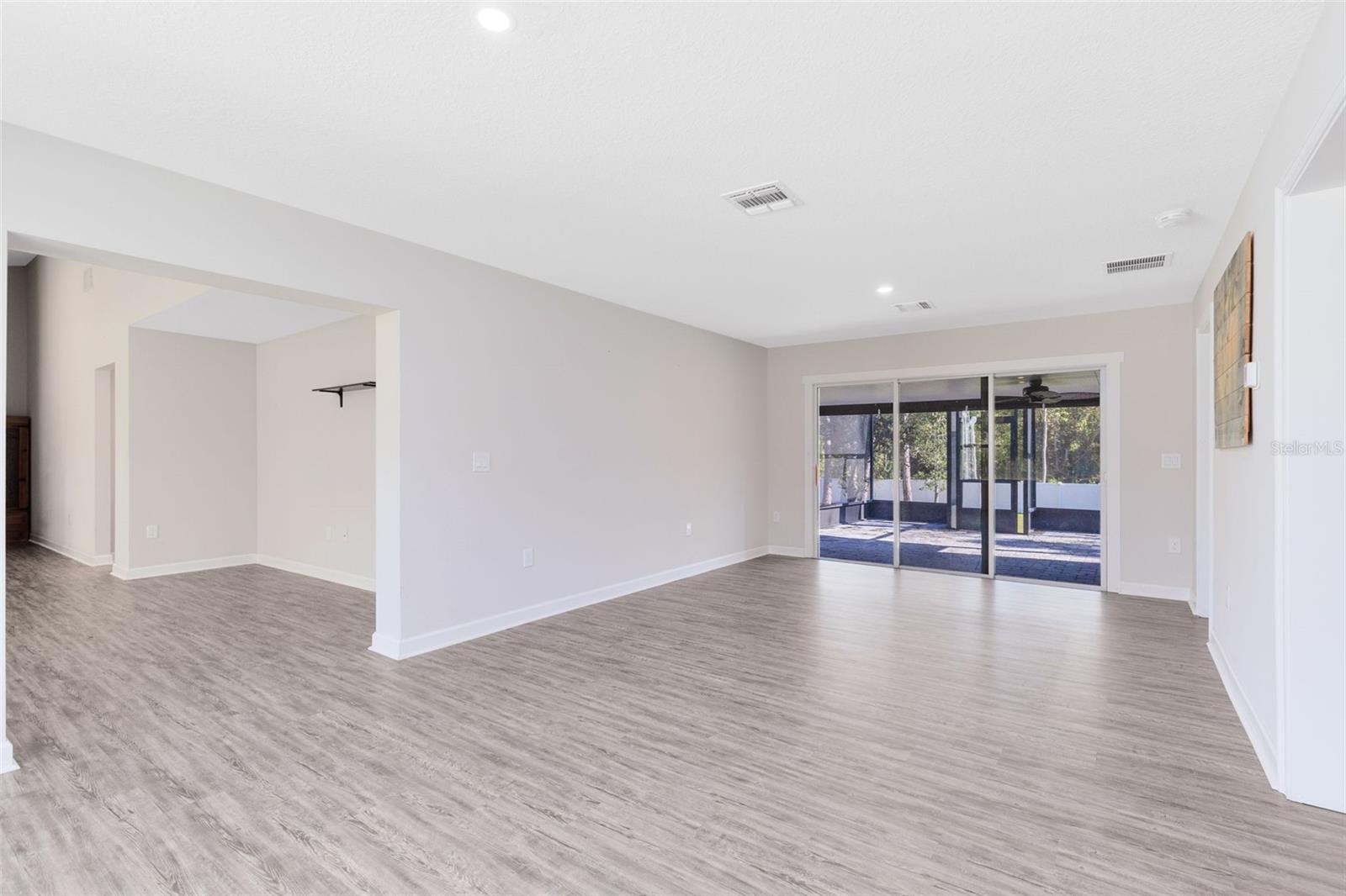 Listing photo id 7 for 2049 Eldorado Court