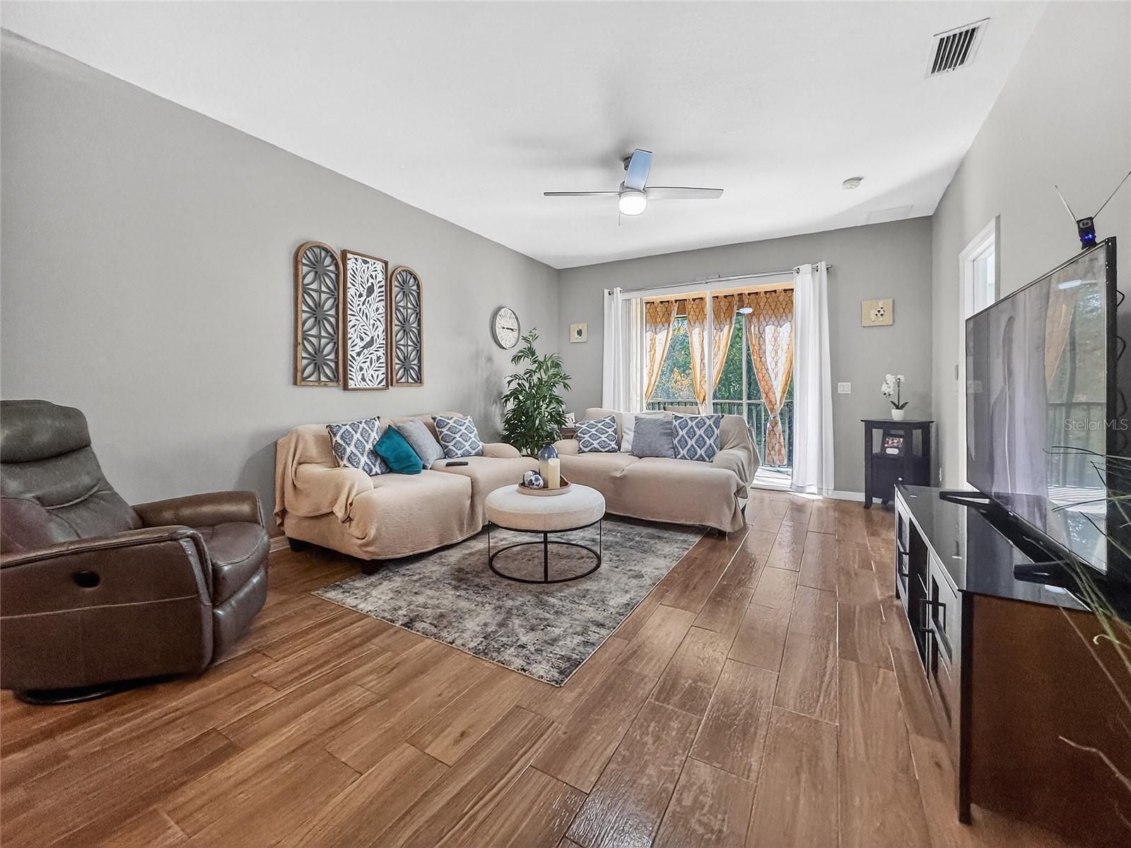 Image 7 of 38 For 9422 Myrtle Creek Lane 811