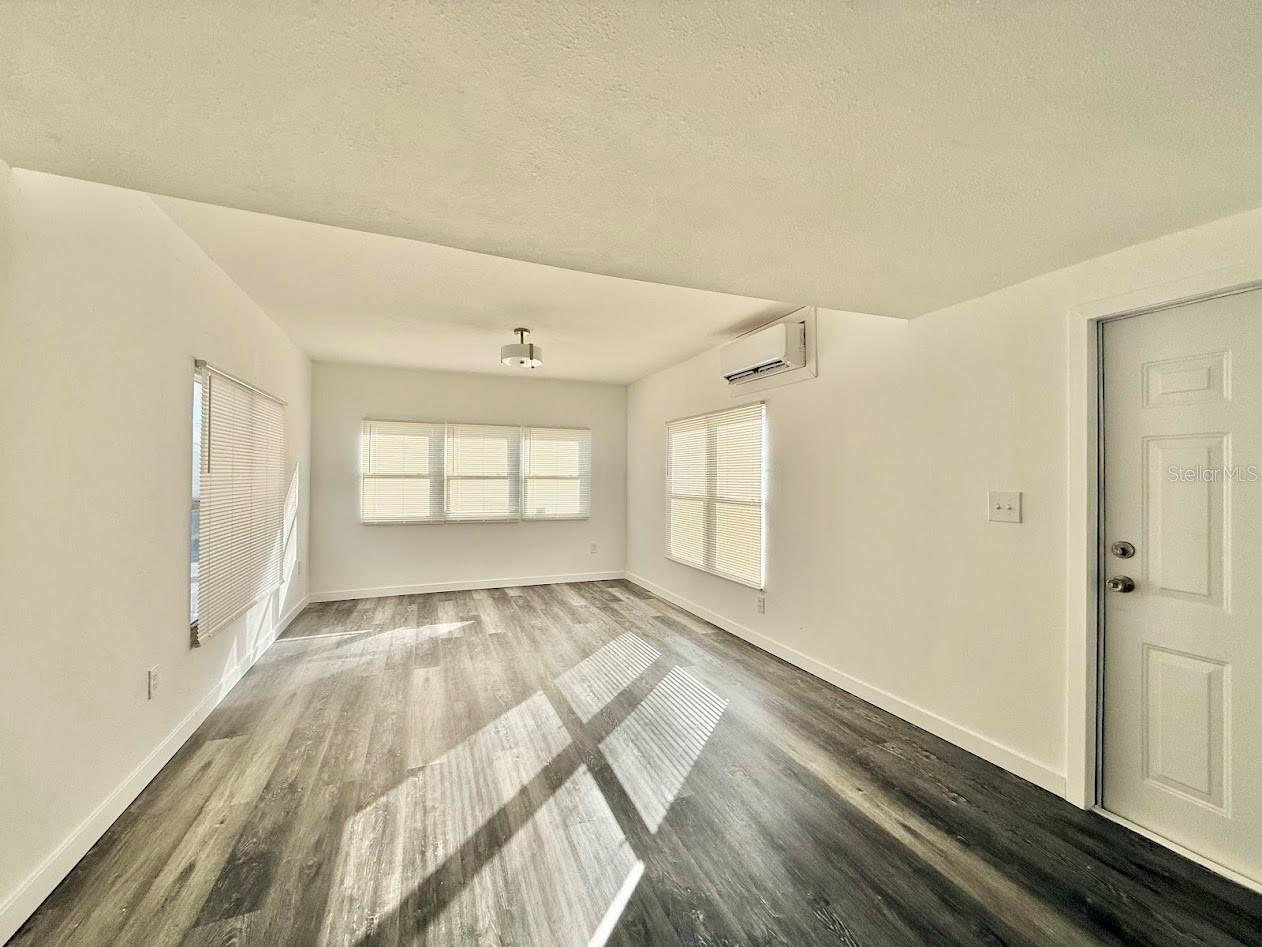 Image 5 of 8 For 805 Live Oak Street