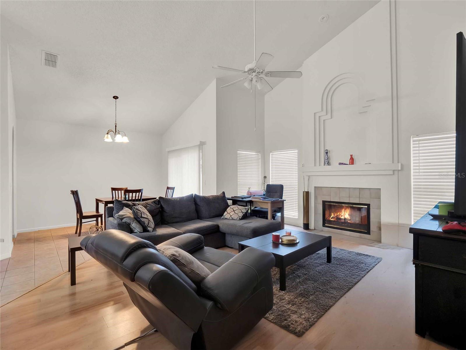 Image 3 of 16 For 595 Queensbridge Drive