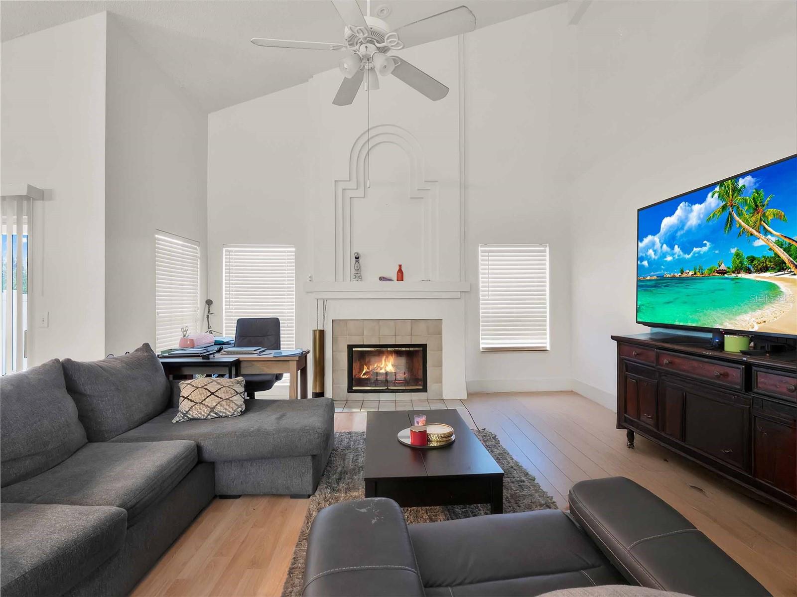 Image 4 of 16 For 595 Queensbridge Drive