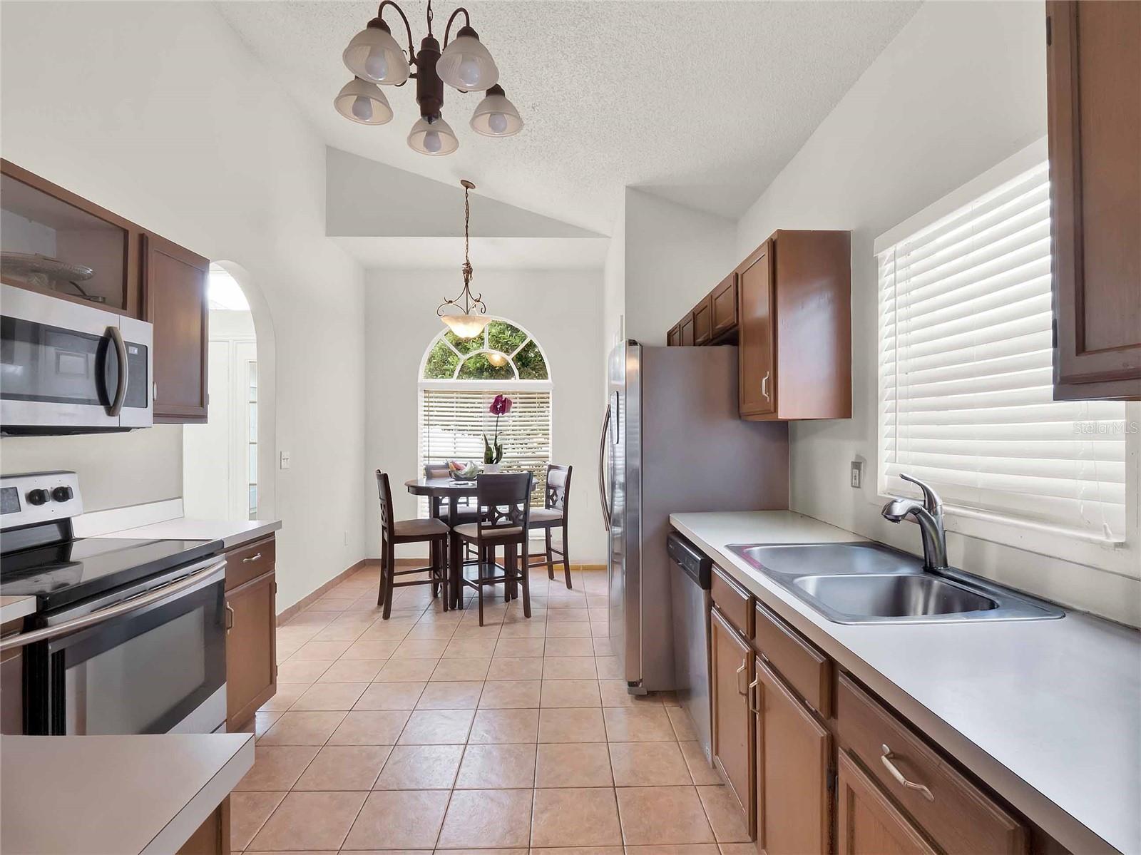 Image 5 of 16 For 595 Queensbridge Drive