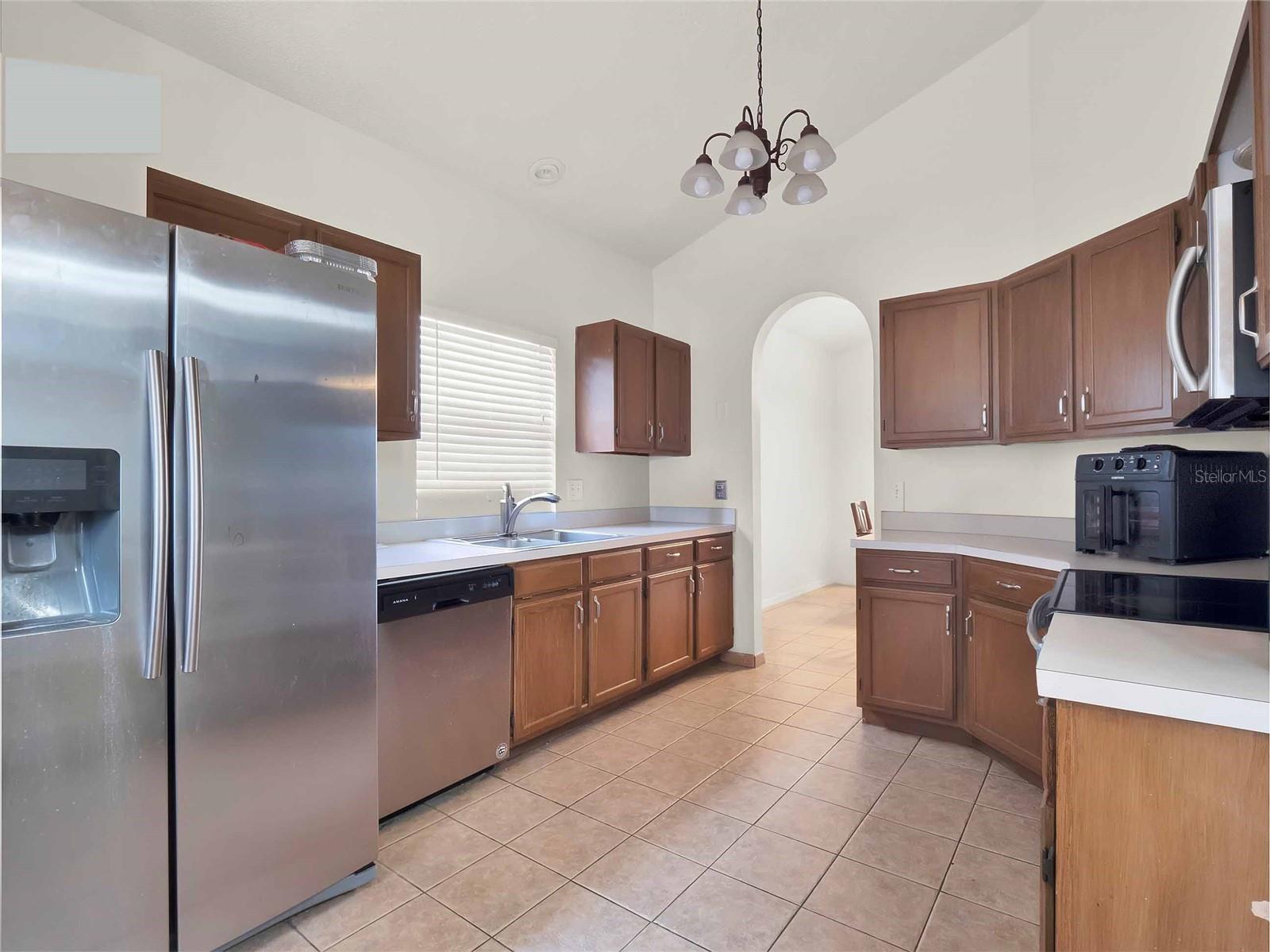 Image 7 of 16 For 595 Queensbridge Drive