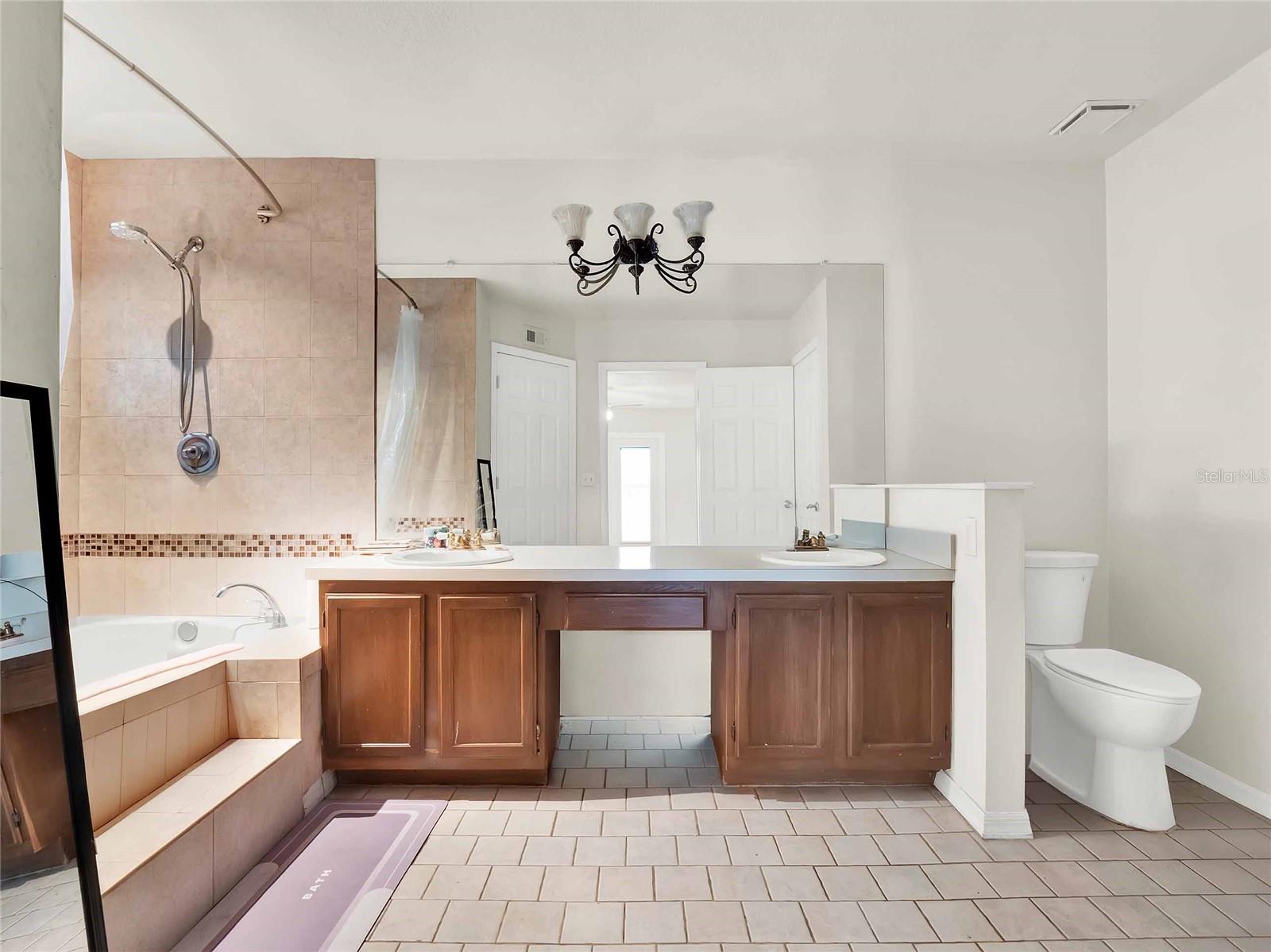 Image 9 of 16 For 595 Queensbridge Drive