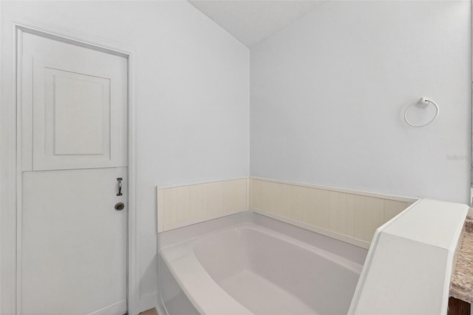 Image 29 of 53 For 2346 Queenswood Circle