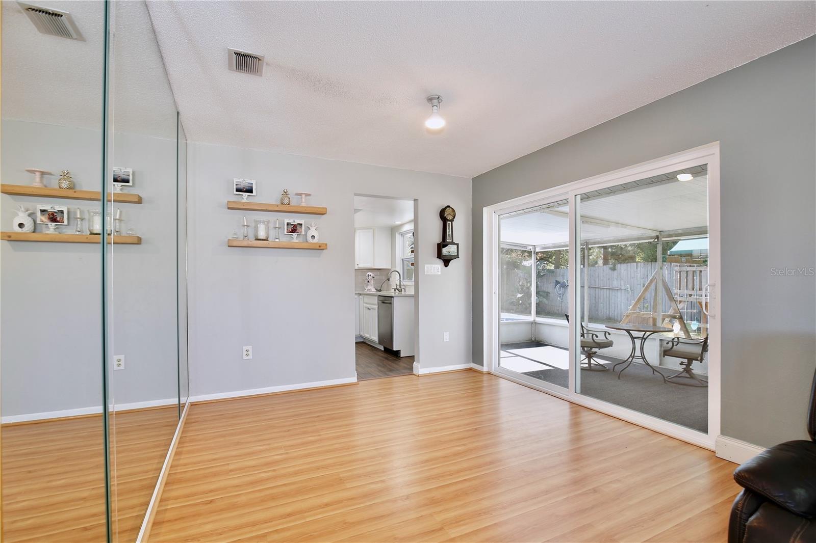 Image 15 of 39 For 514 Oakwood Court