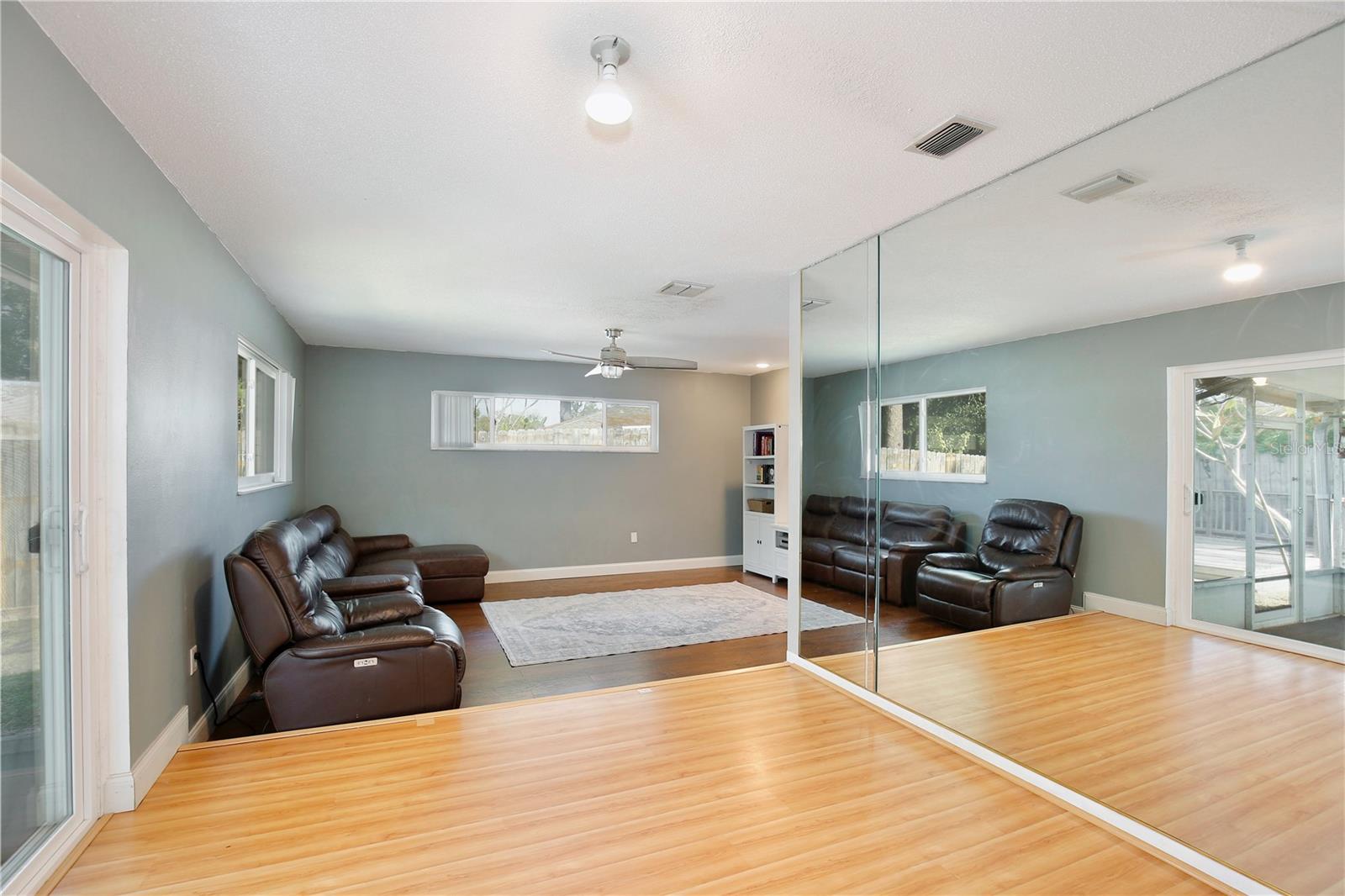 Image 16 of 39 For 514 Oakwood Court