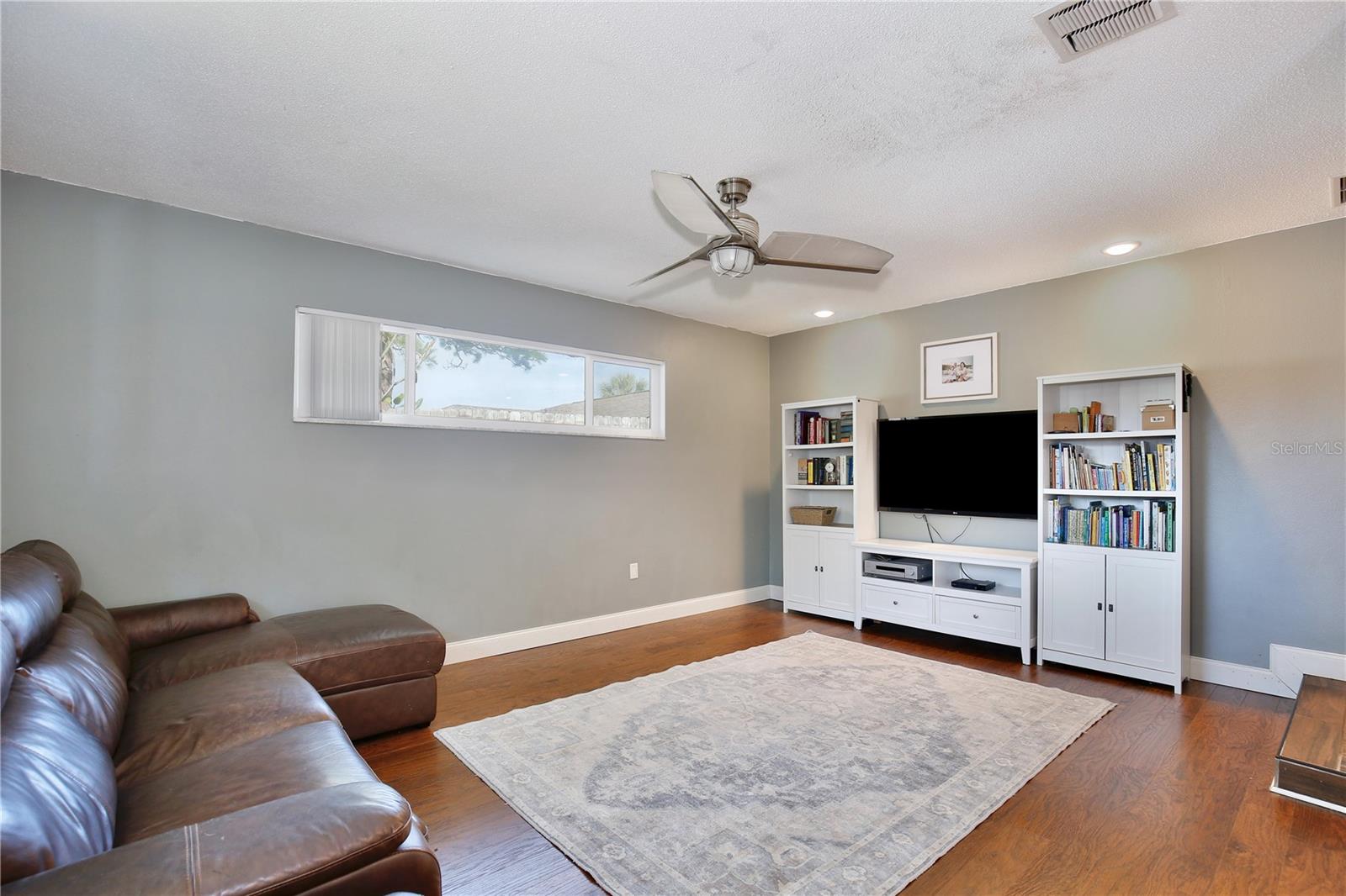 Image 17 of 39 For 514 Oakwood Court