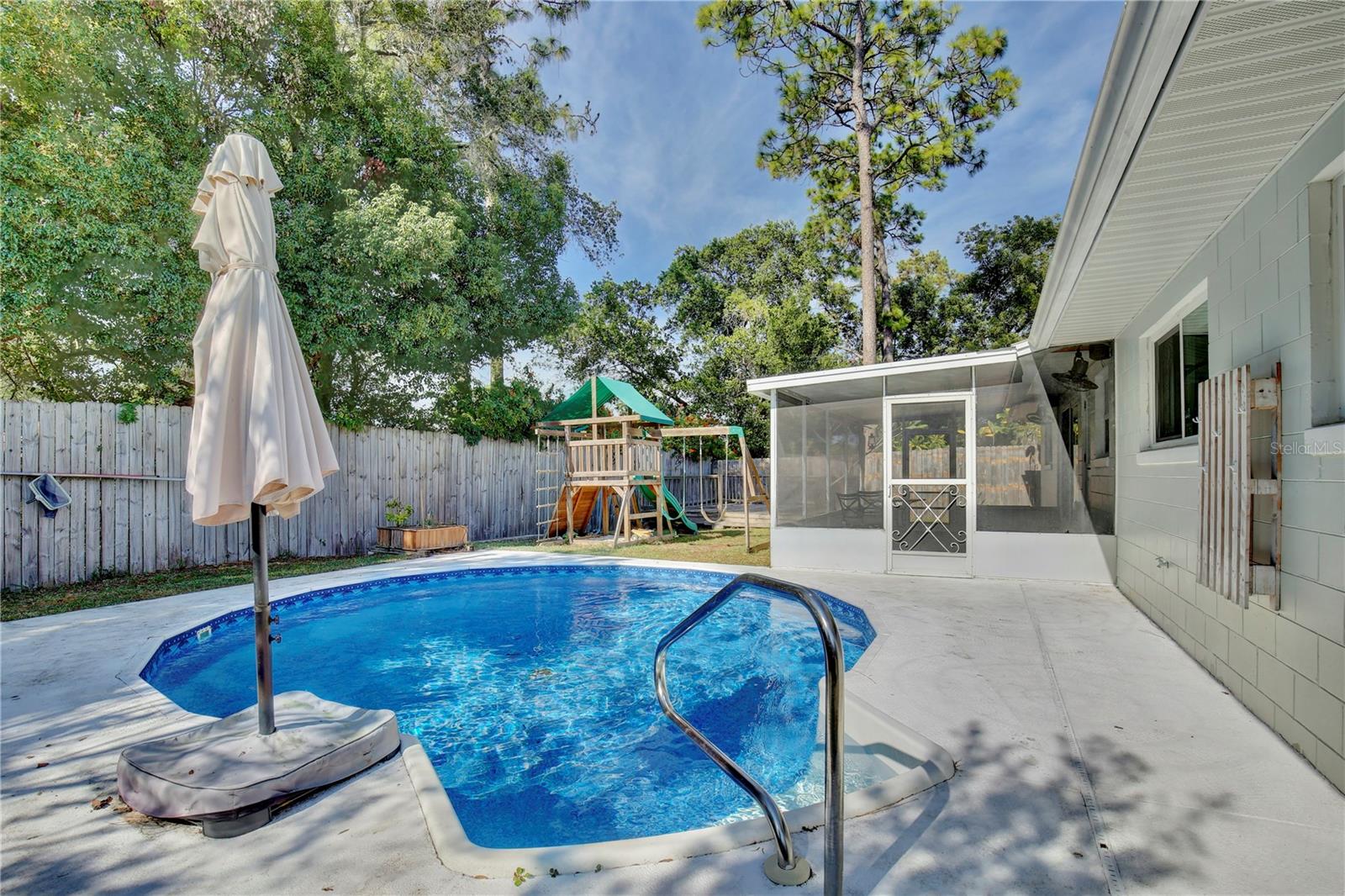 Image 33 of 39 For 514 Oakwood Court