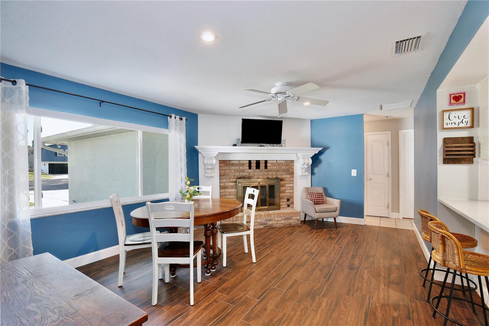 Image 7 of 39 For 514 Oakwood Court