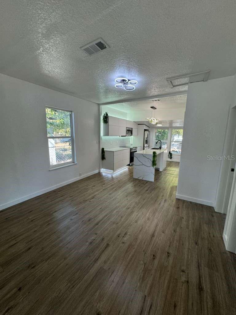 Image 11 of 50 For 1118 Linebaugh Avenue