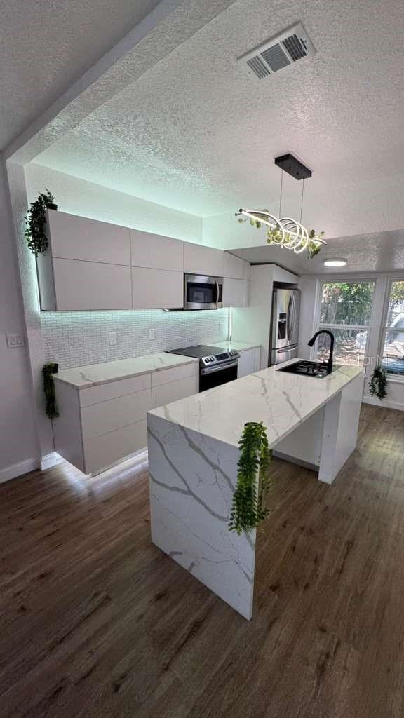 Image 15 of 50 For 1118 Linebaugh Avenue