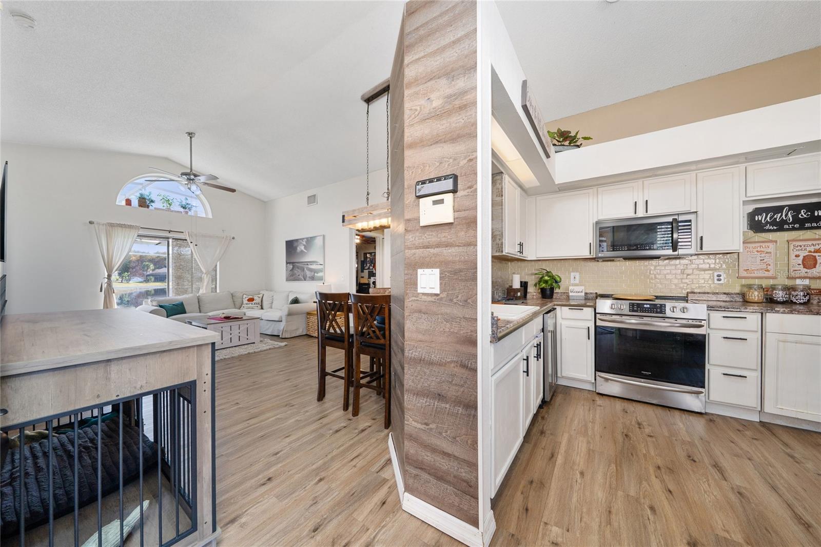 Image 8 of 34 For 1611 Bridgeview Circle