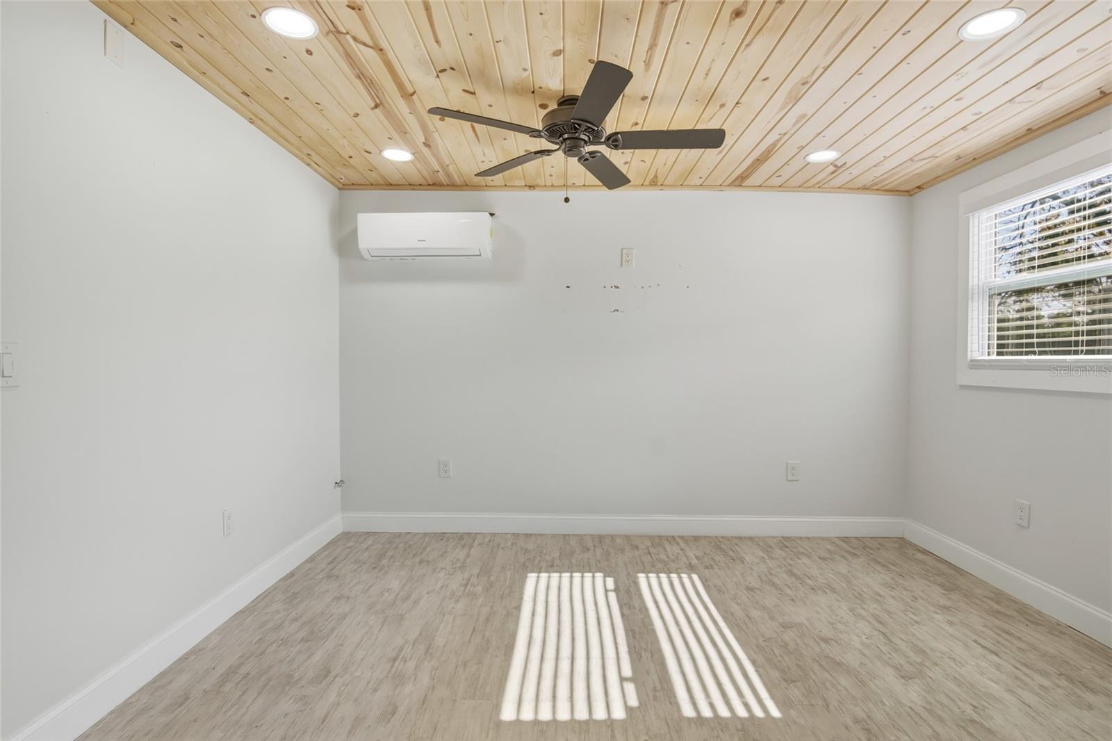 Image 15 of 39 For 702 Eleanore Avenue